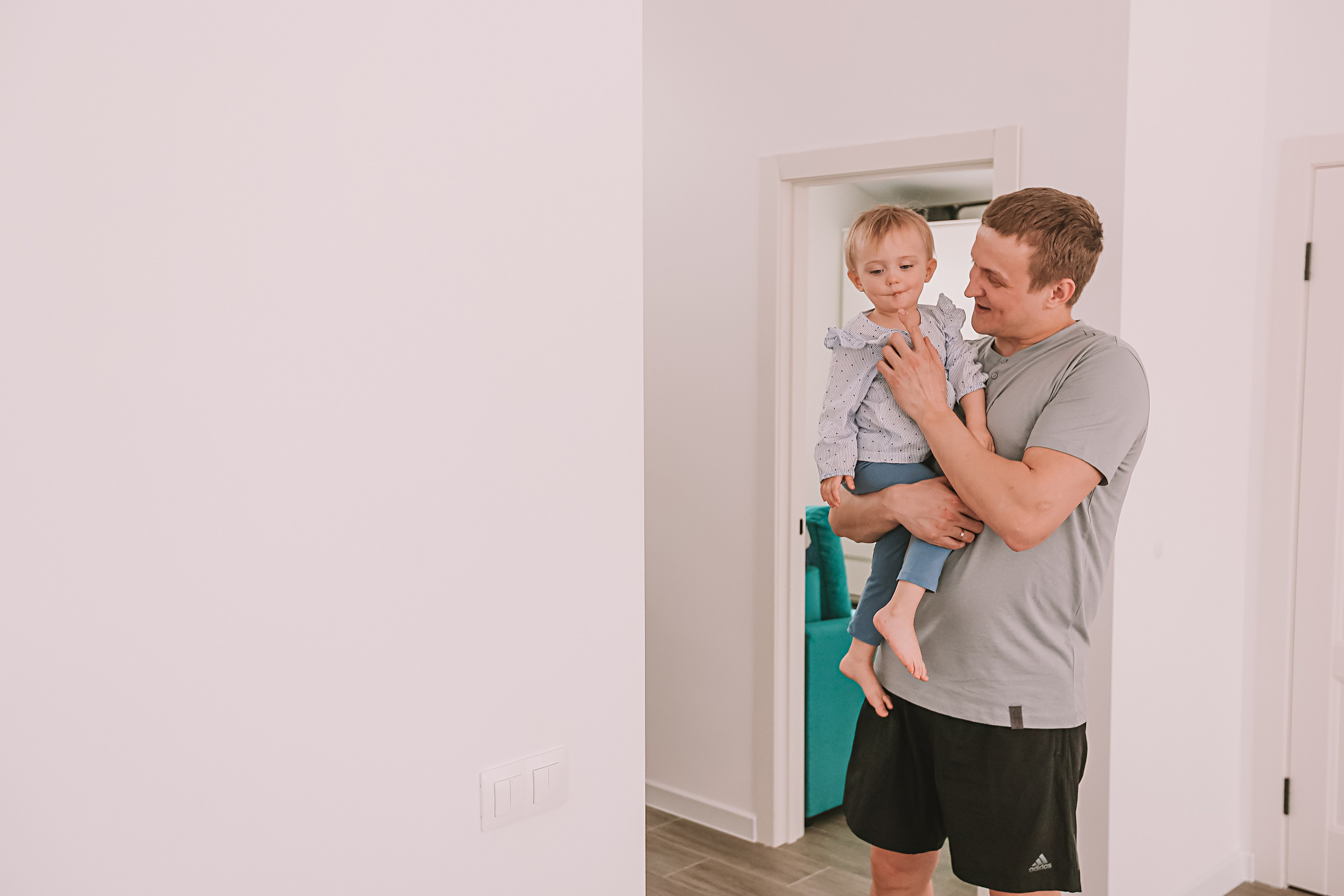 Семейная в домике (репортаж). Семейный фотограф Тюмень, фотограф на роды Салмина Мария