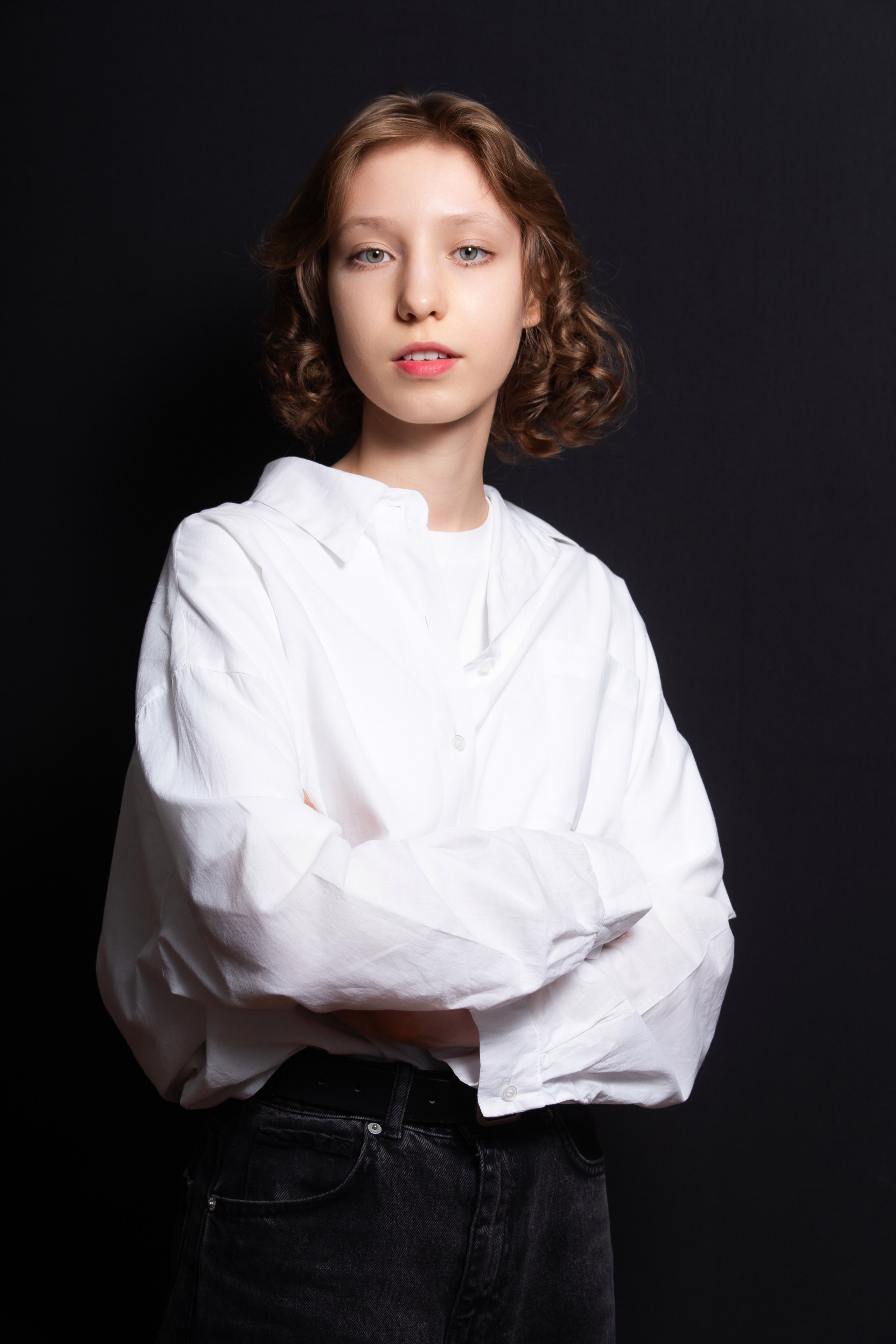 Портретная фотосессия для учеников 9 класса на чёрном фоне | Школьный фотограф Николай Богатырёв | Твой альбом / Твои правила. ТВОЙ АЛЬБОМ / ТВОИ ПРАВИЛА