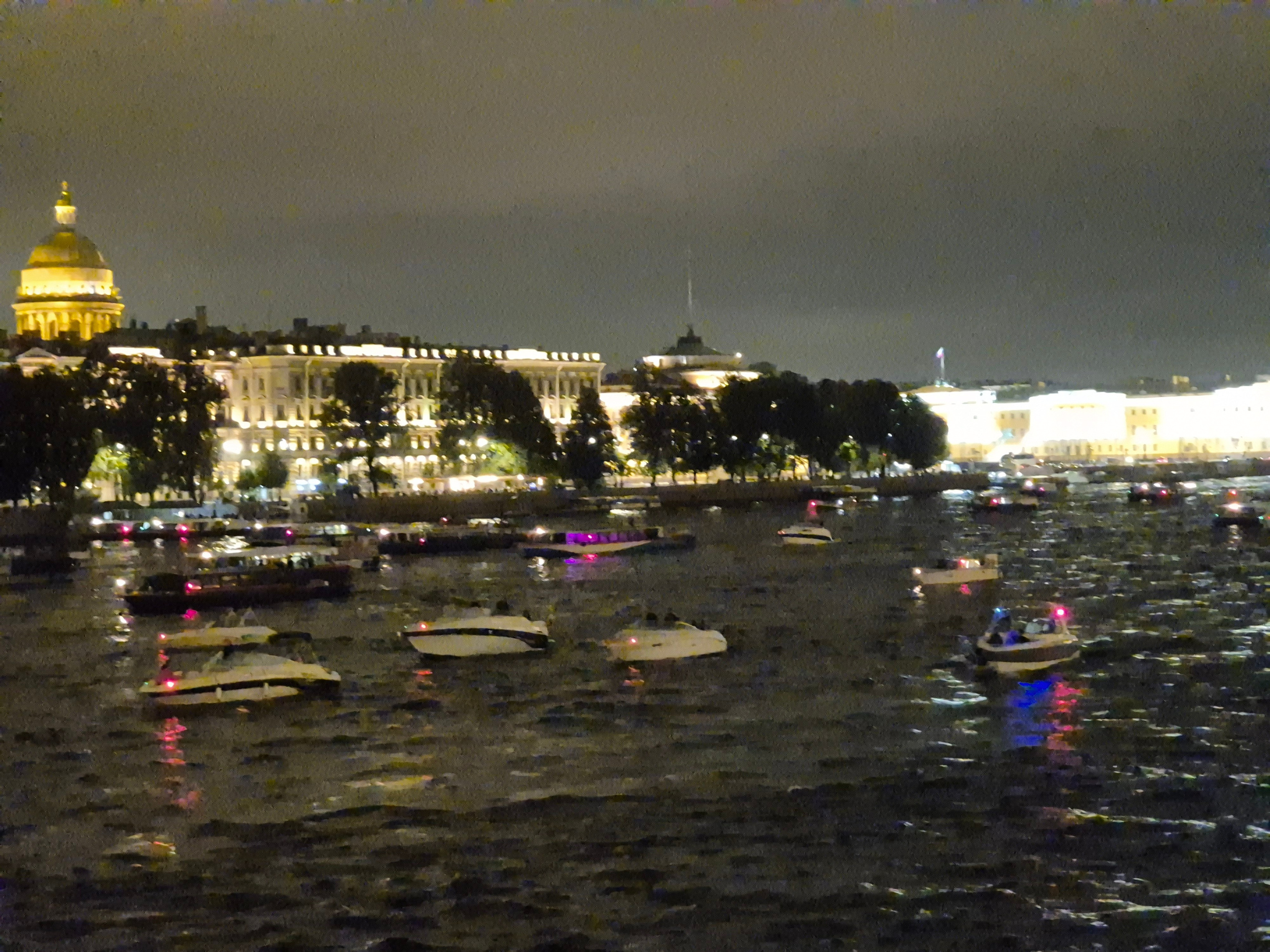 На Неве перед разведением мостов становится гораздо теснее, чем машинам на берегу