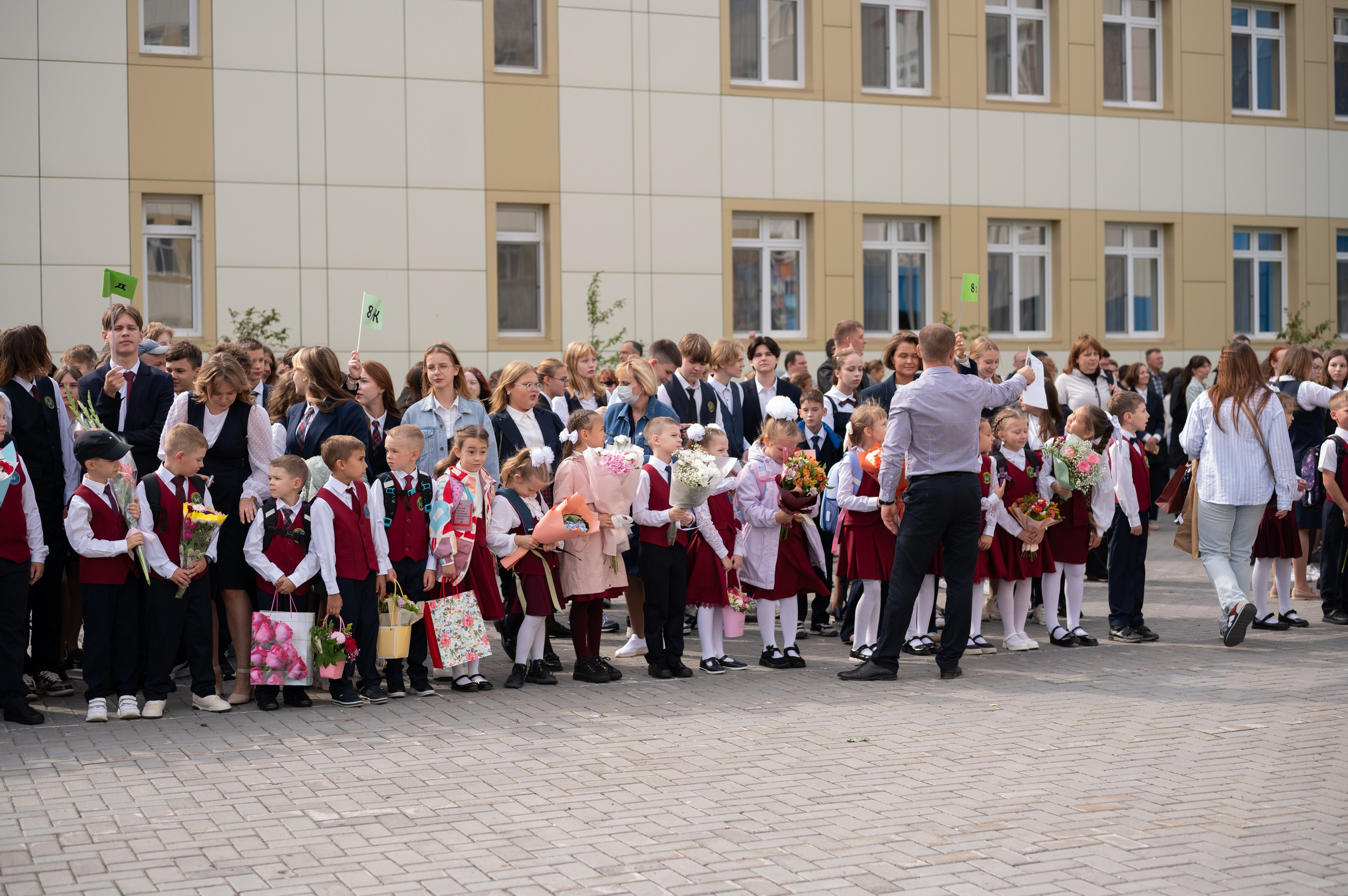 1 сентября 16 гимназия 2 класс (линейка + в классе+ на улице). Фотограф новорожденных, семейный детский в Тюмени Татьяна Морозова