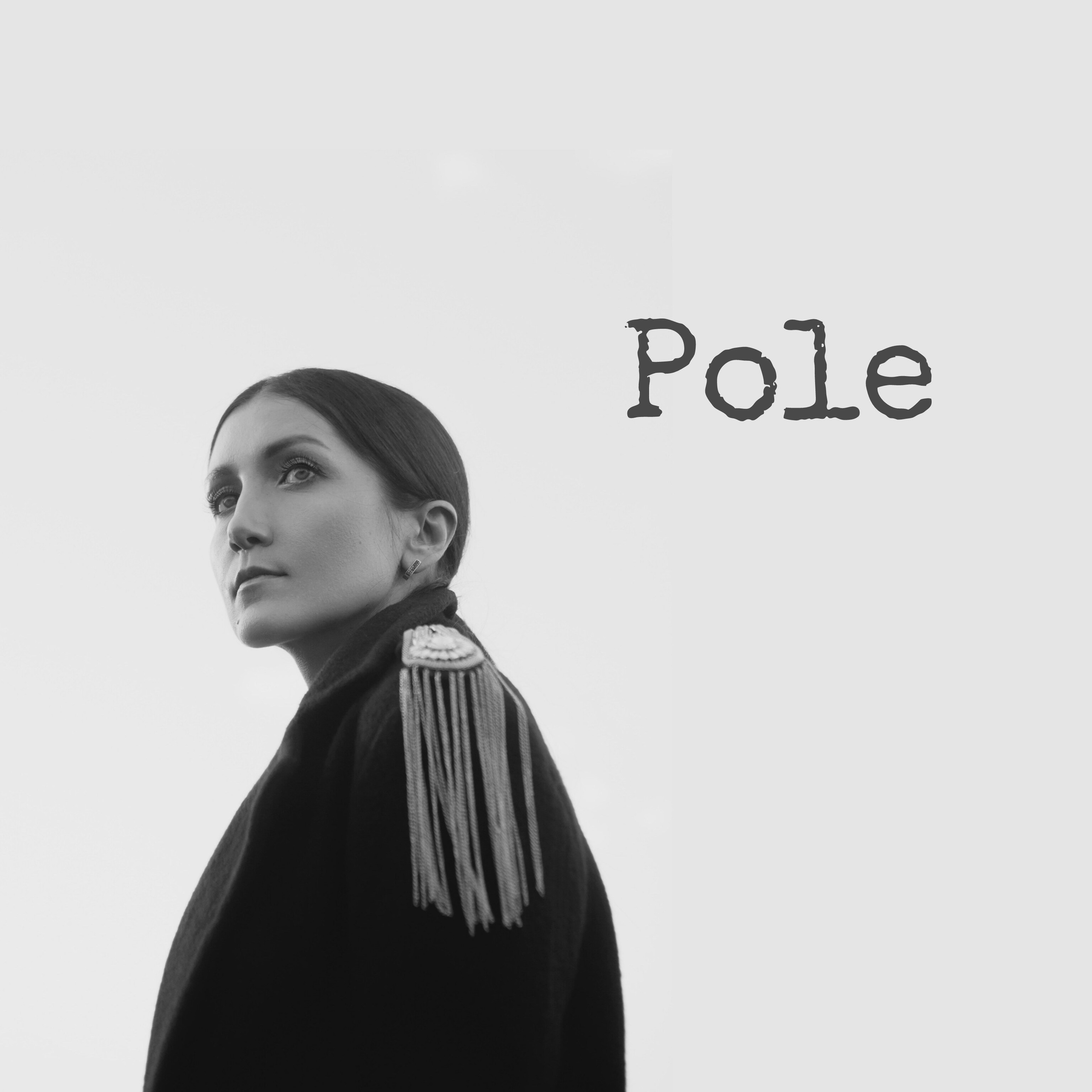 девушка в пальто куртке с эполетами погонами в стразах