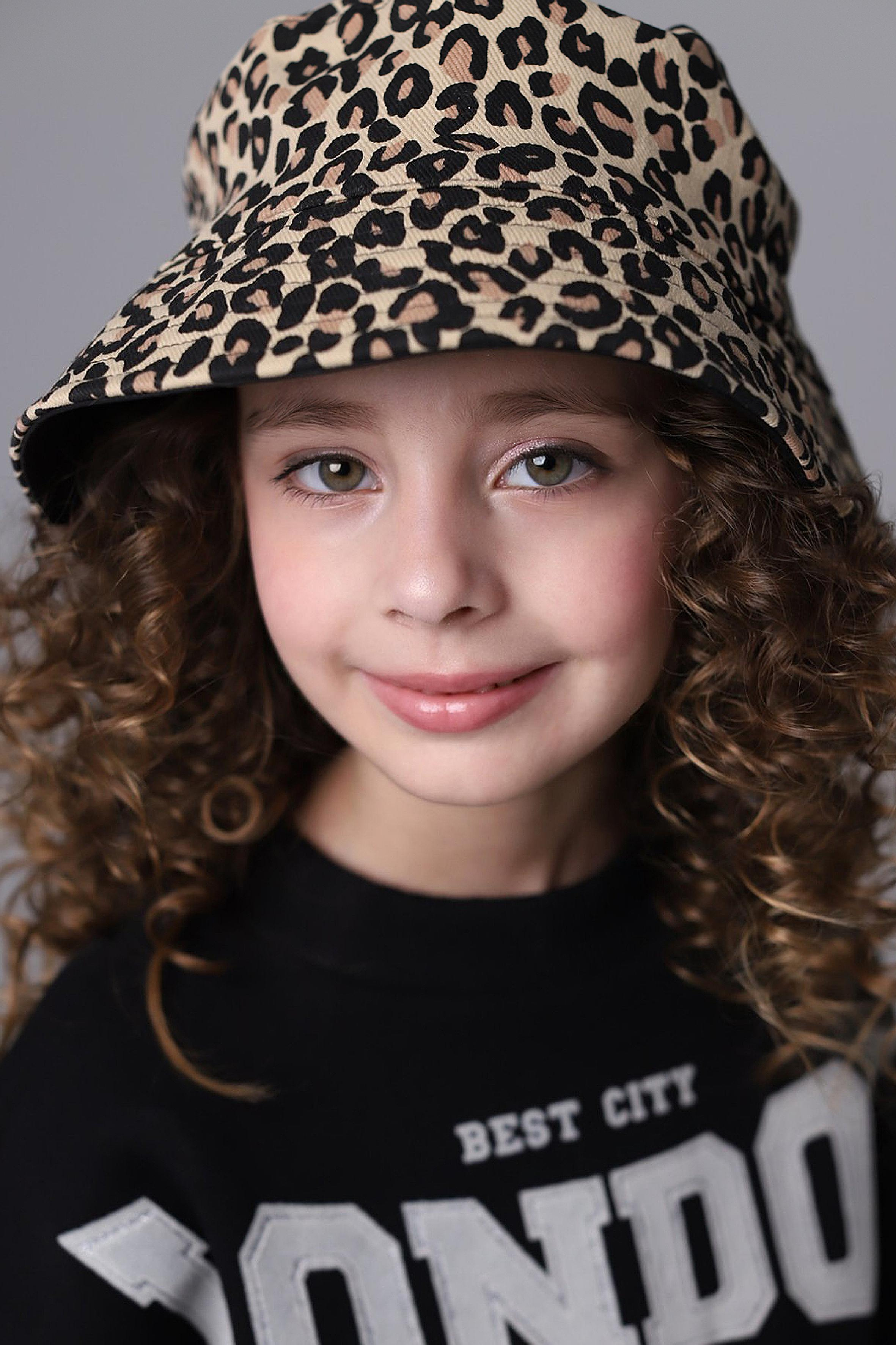 Ахмад Ариана. Model base