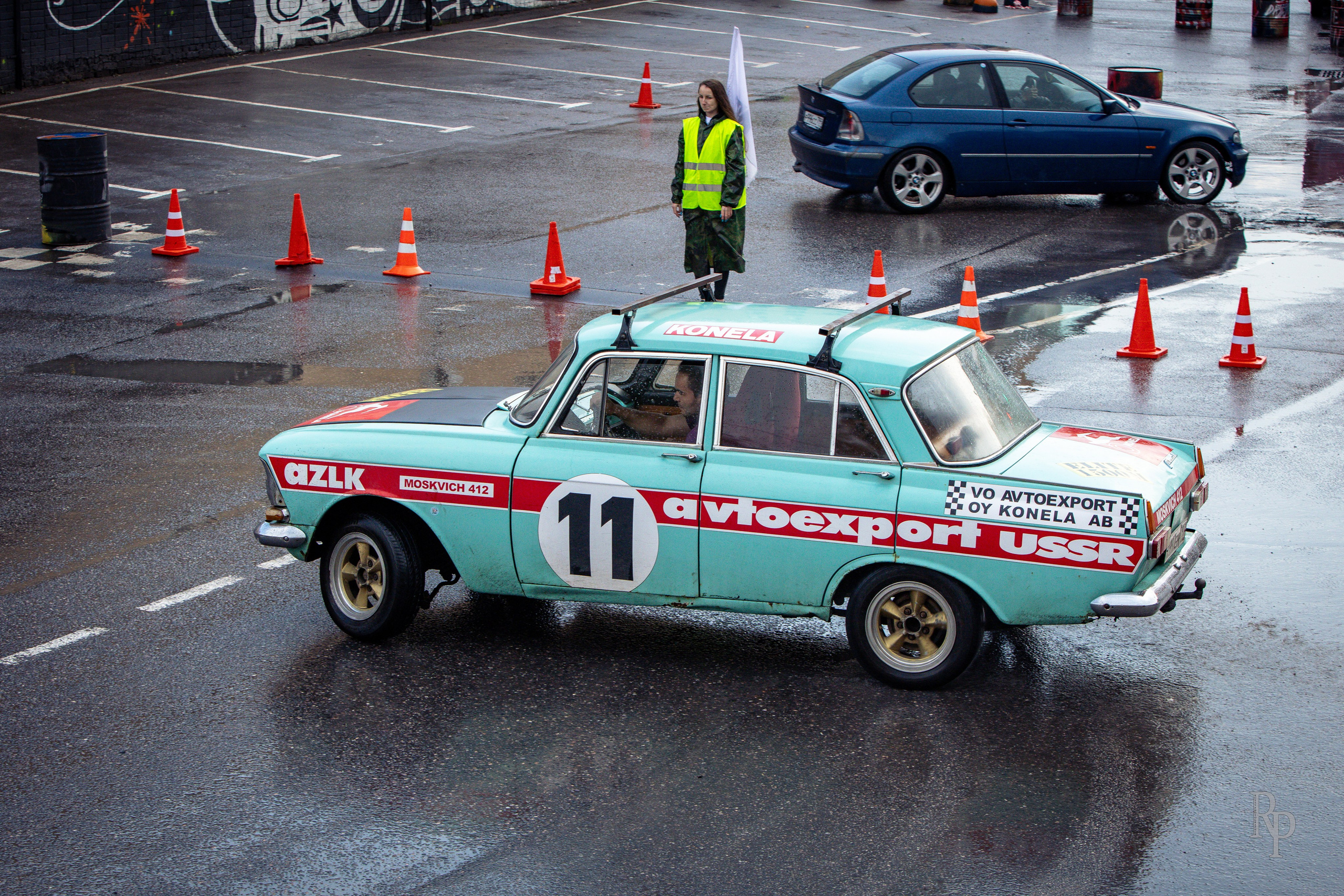 SHOWDOWN. Rusty Photographer