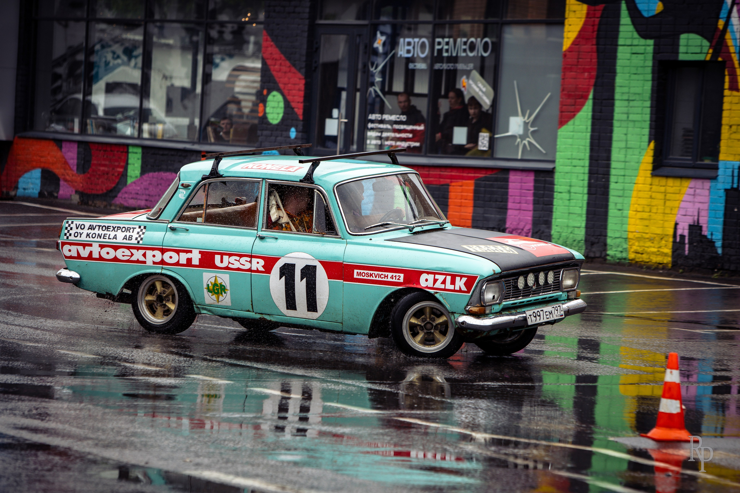 SHOWDOWN. Rusty Photographer