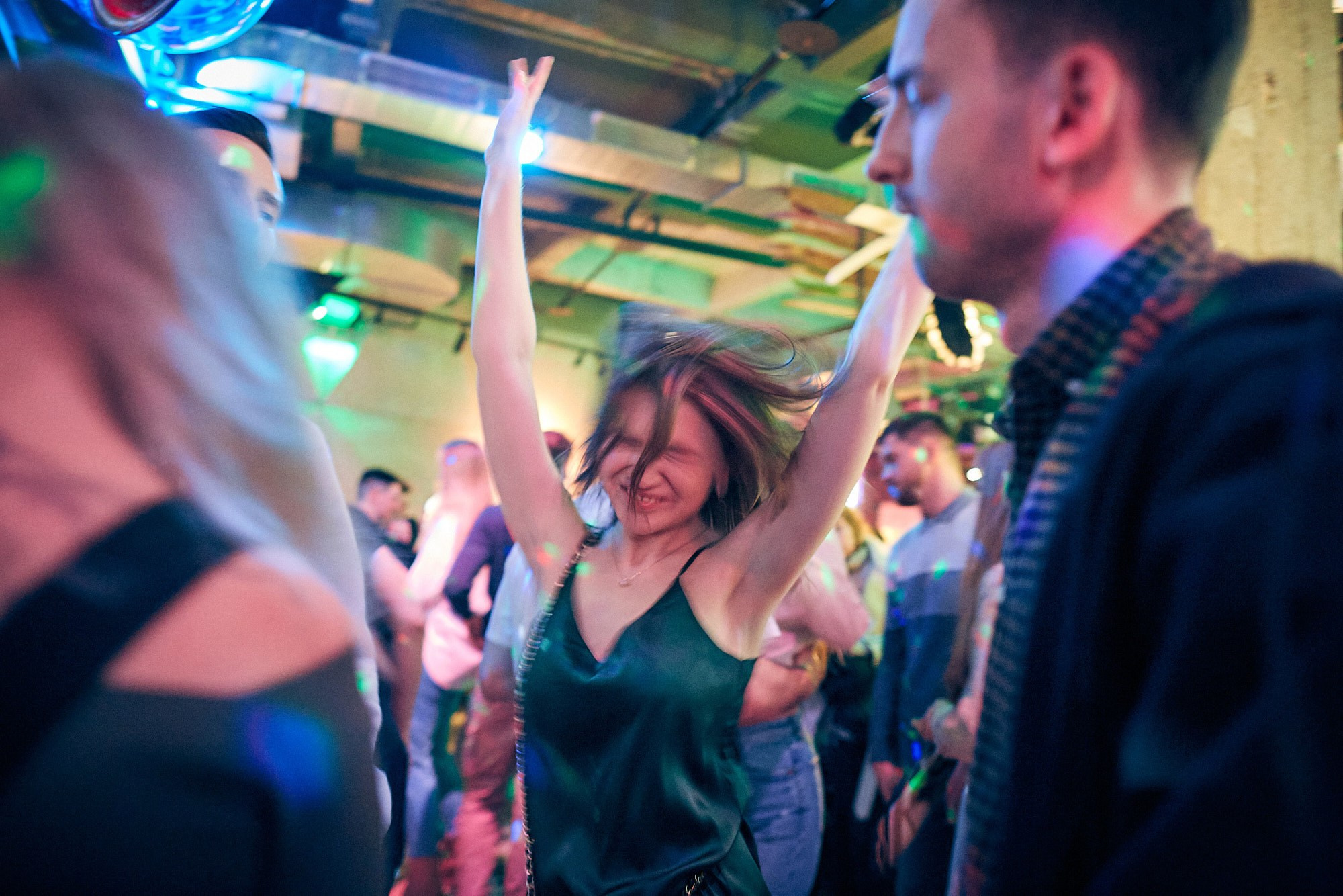 репортажная съёмка концерта: сцена артисты публика атмосфера