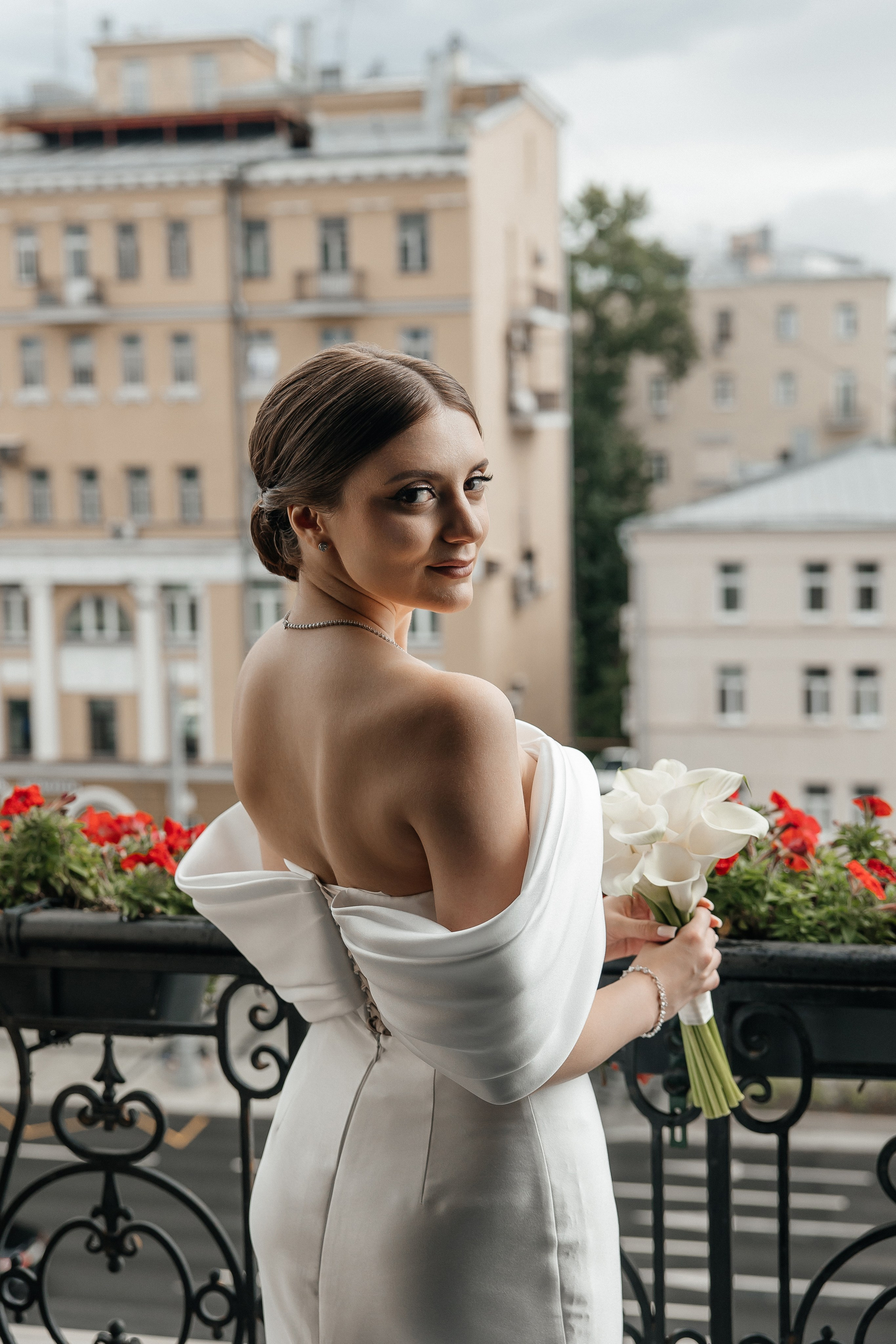 свадебная фотосессия на балконе в отеле Hartwell Хартвел в Москве