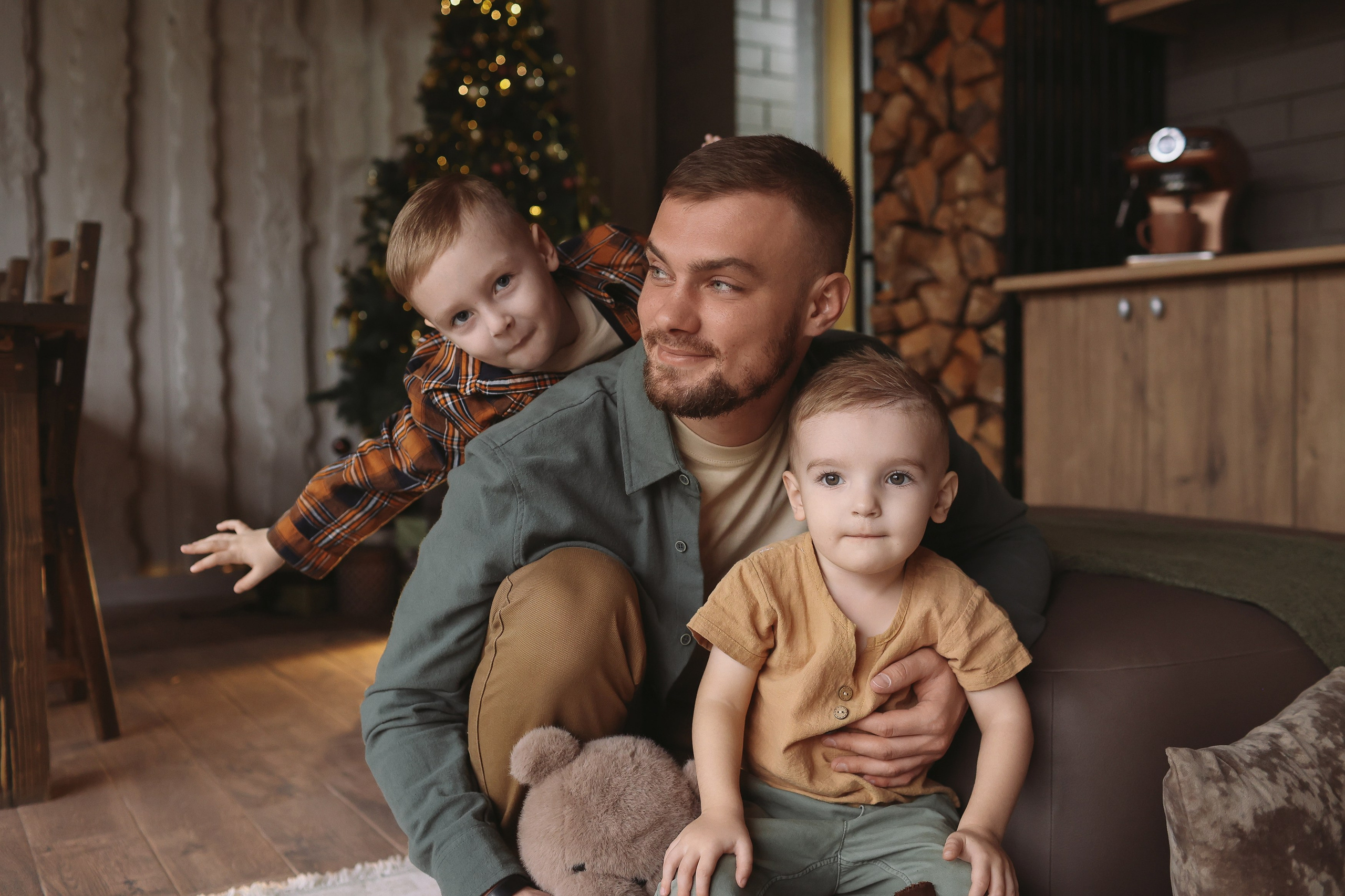 Семейная новогодняя фотосессия в загородном домике. Фотограф Владимир Москва
