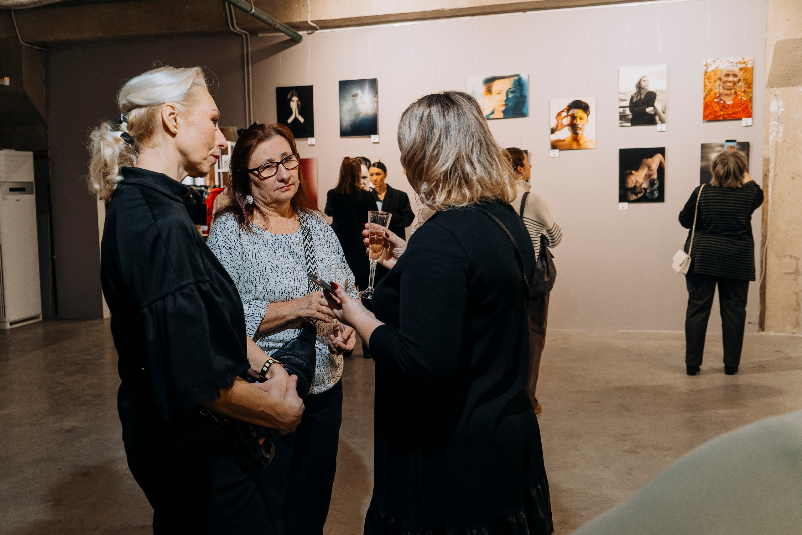Вернисаж фотовыставки MFamilia «Гармония различий». Организация фотовыставок в Петербурге и Москве, MFamilia (МФамилия)