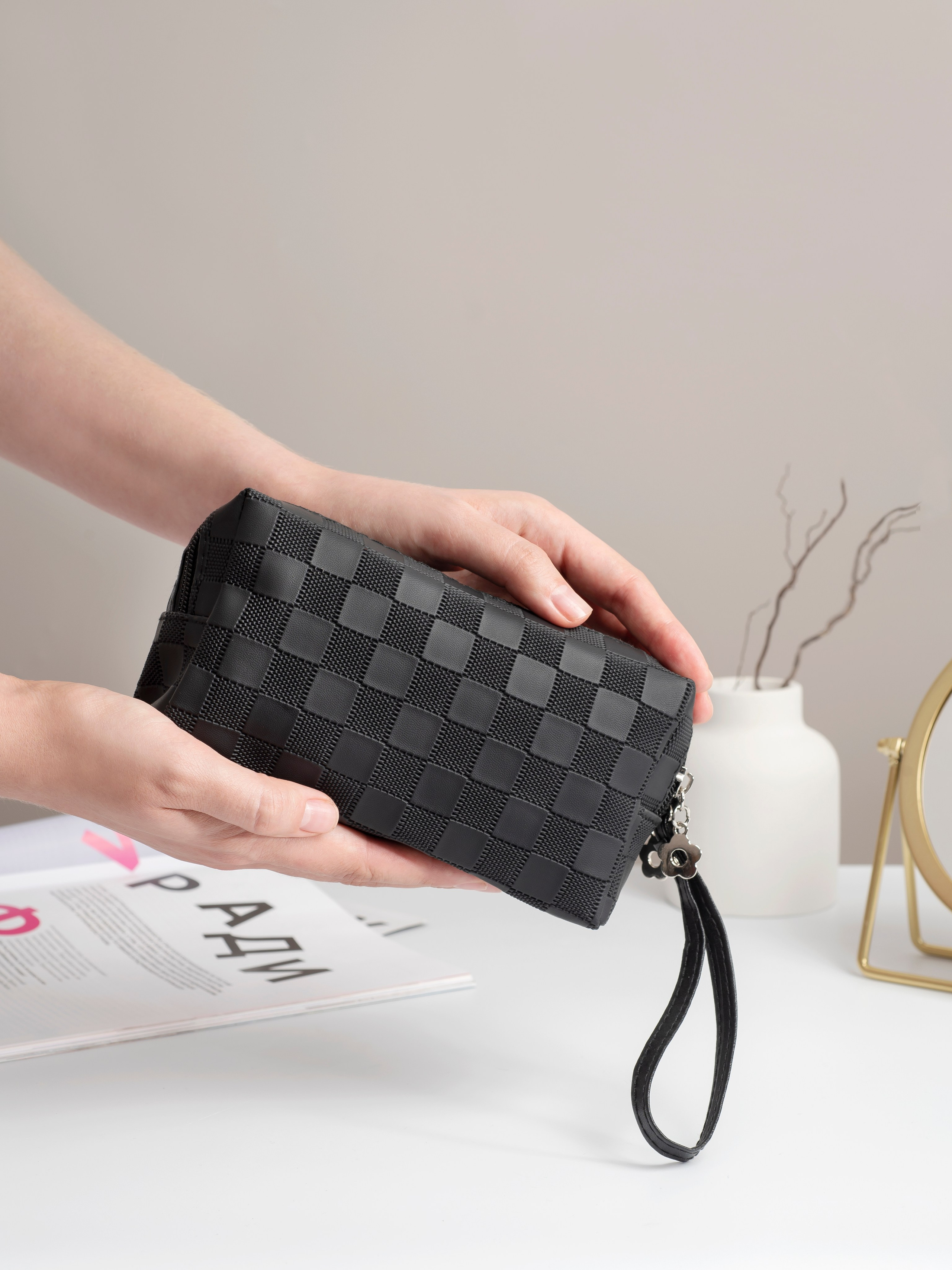 Фотосъемка косметички в руках