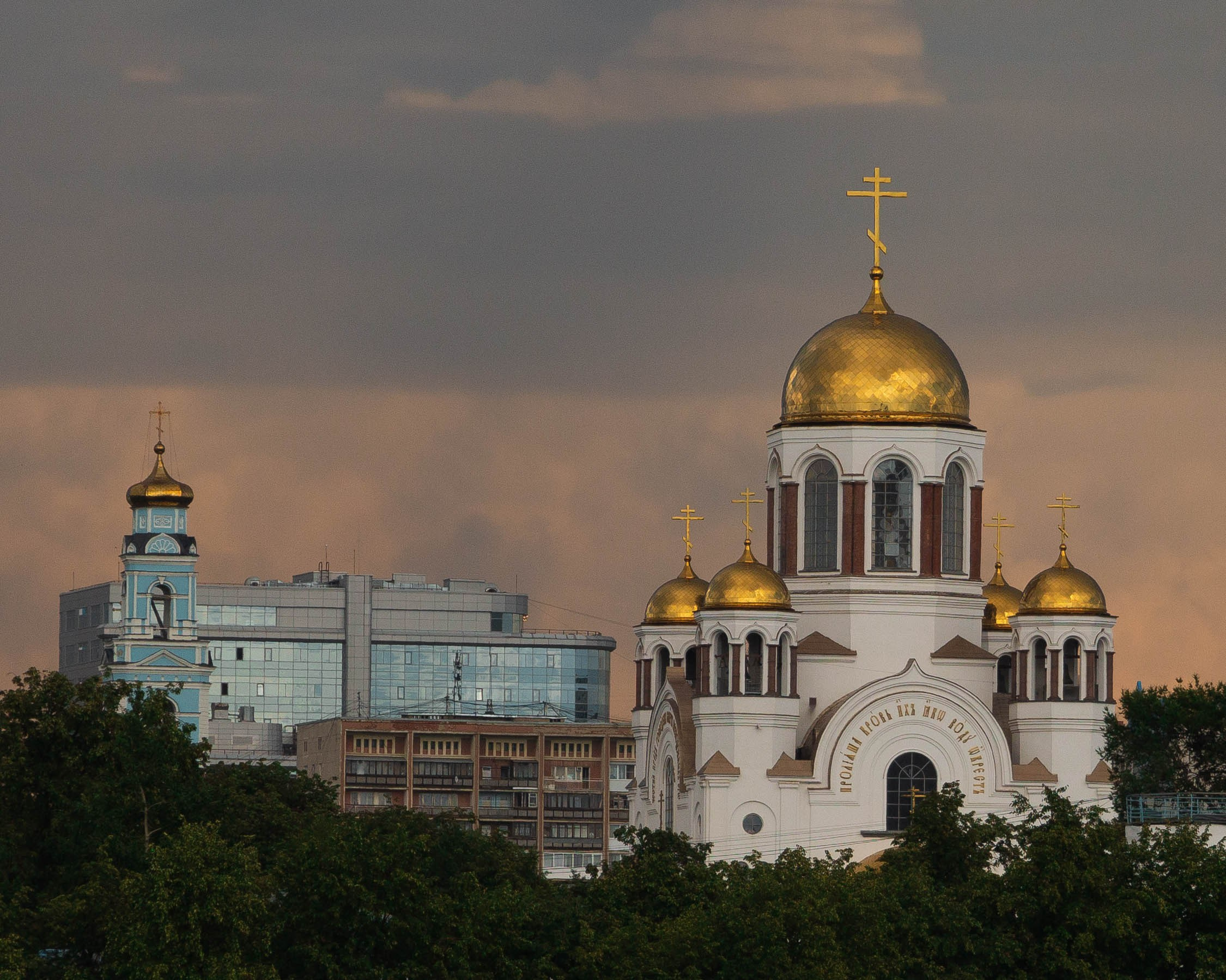 Храм на крови. Екатеринбург. На фоне грозового неба