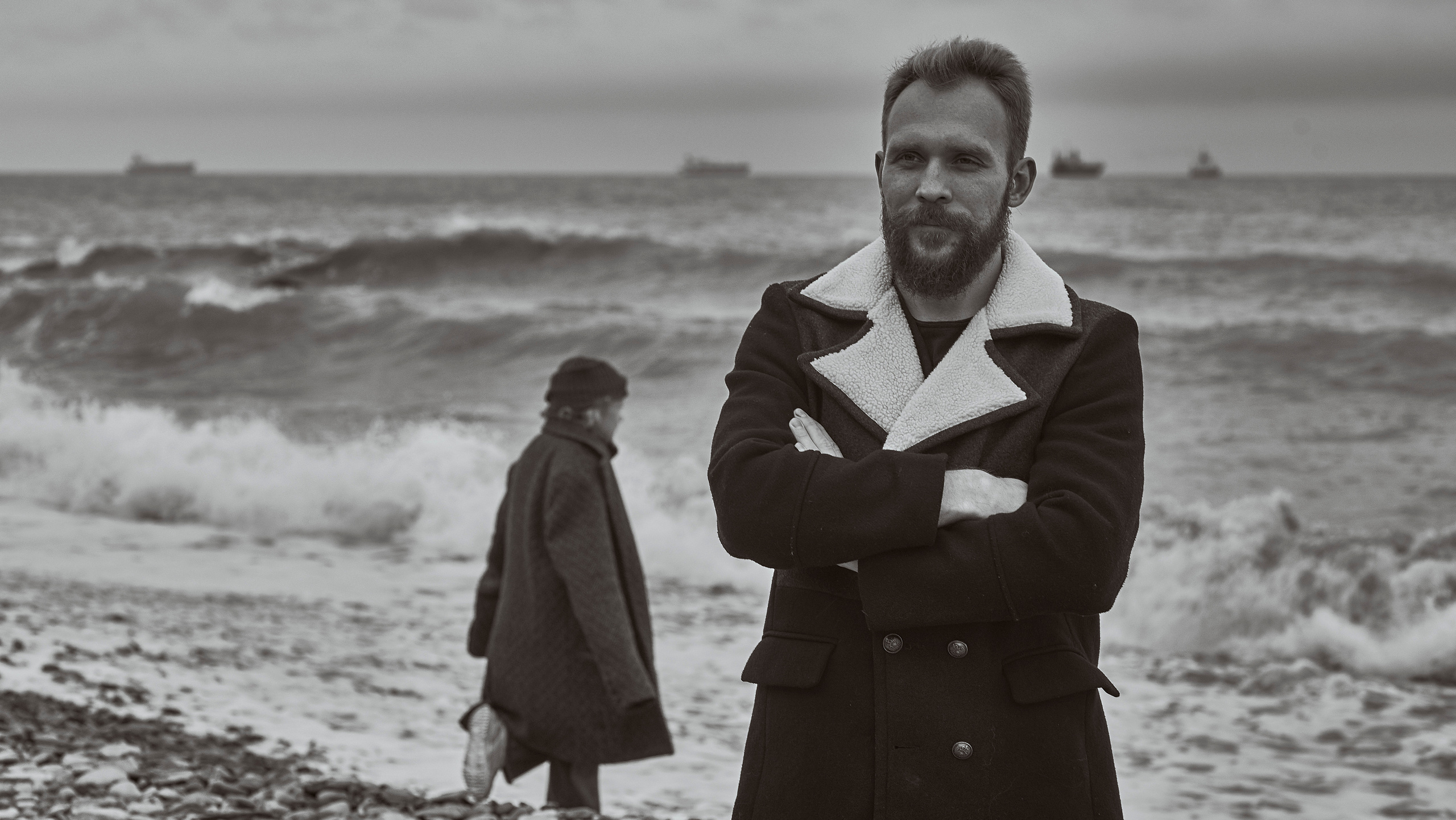 Папа с дочкой на море