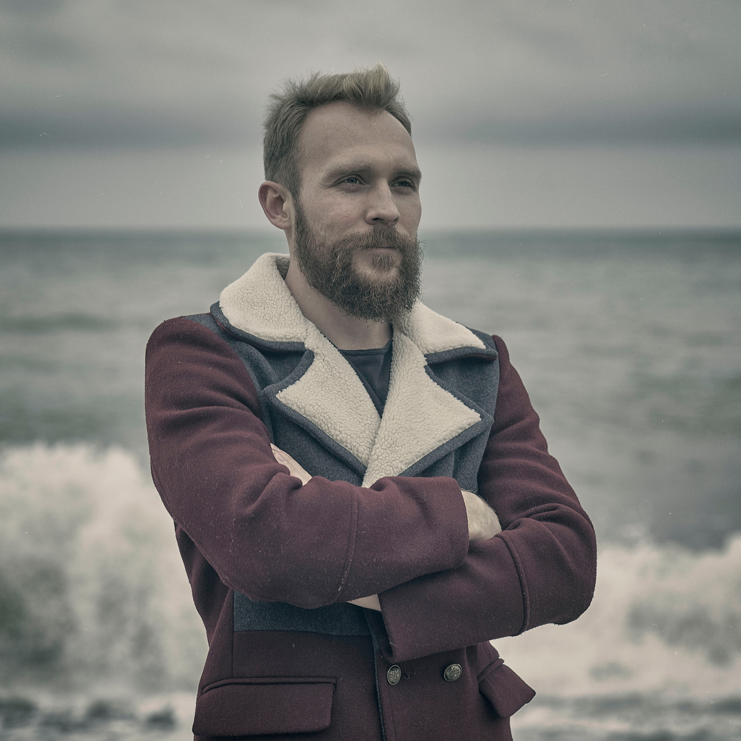 Мужской портрет на море