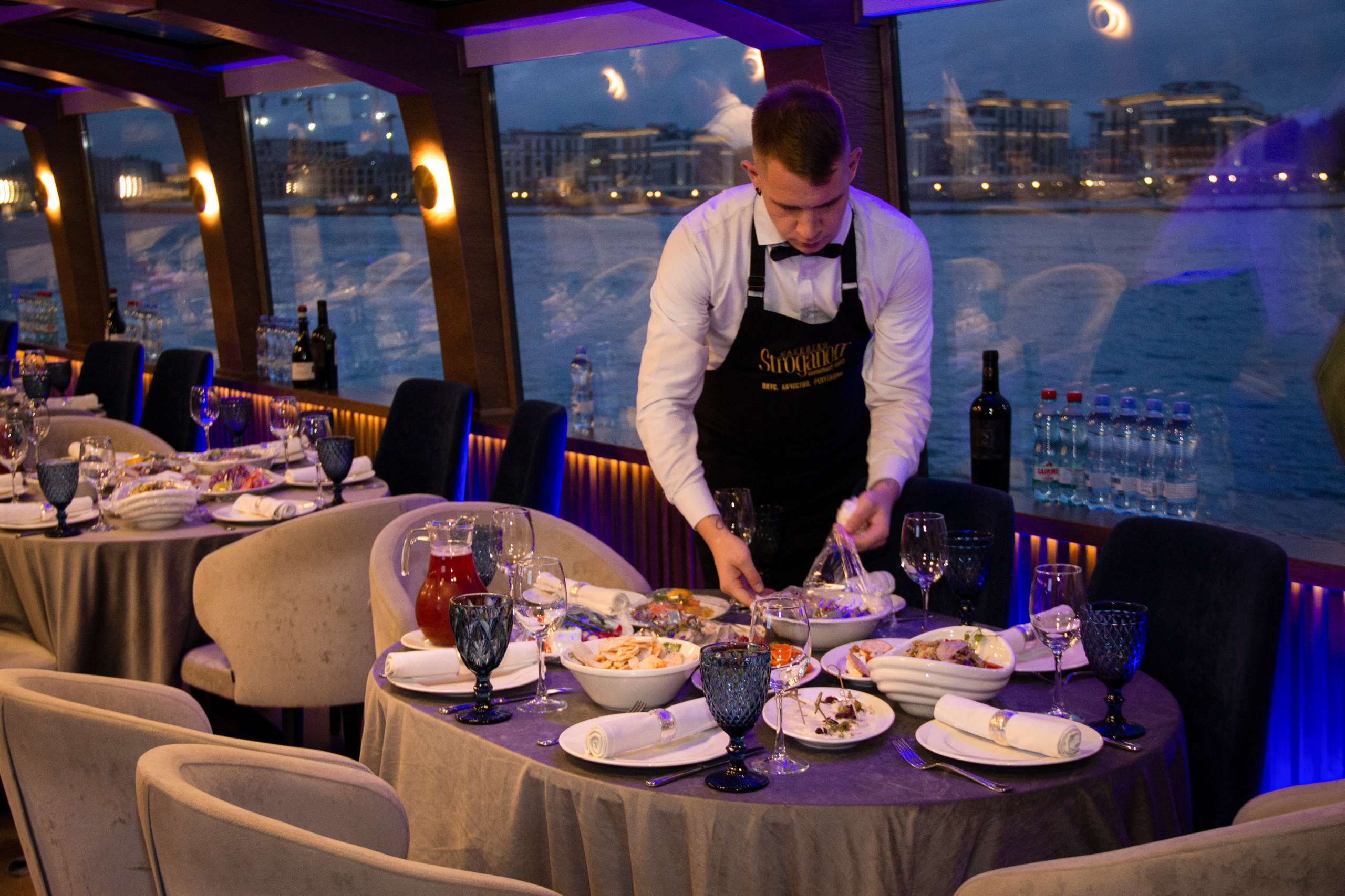 Съемка для сайта аренды катеров в Санкт-Петербурге, подготовка к свадебной прогулке по рекам и каналам. Фотограф в Санкт-Петербурге Смирнова Диана