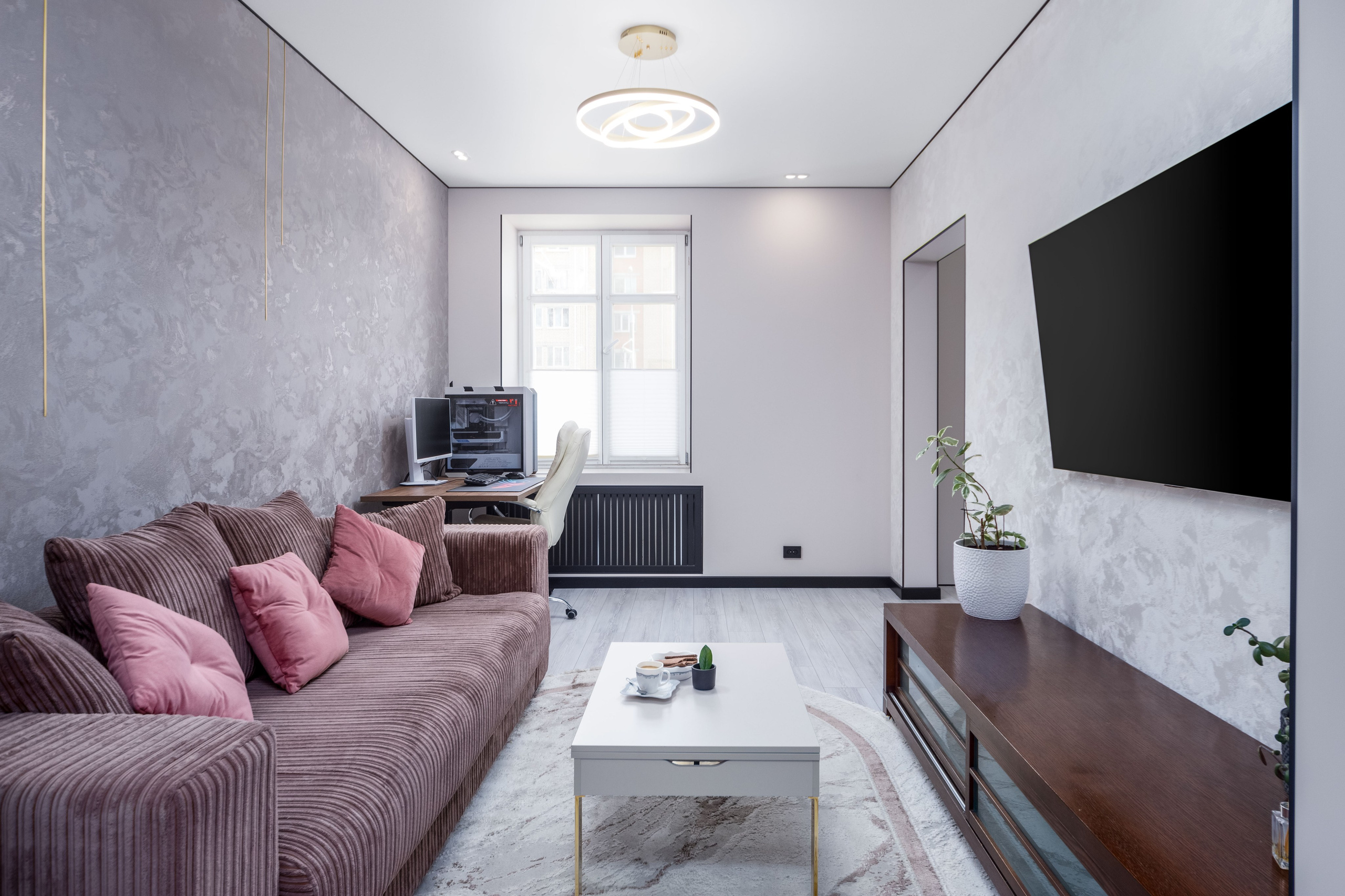 Интерьер гостиной с рабочей зоной в сталинском доме в Минске