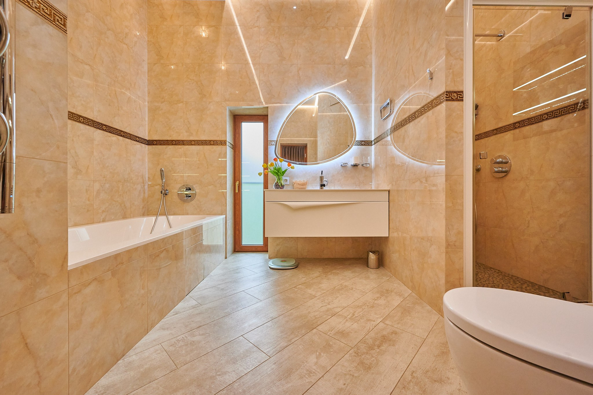 ванная комната с круглым зеркалом белым комодом туалет белый 