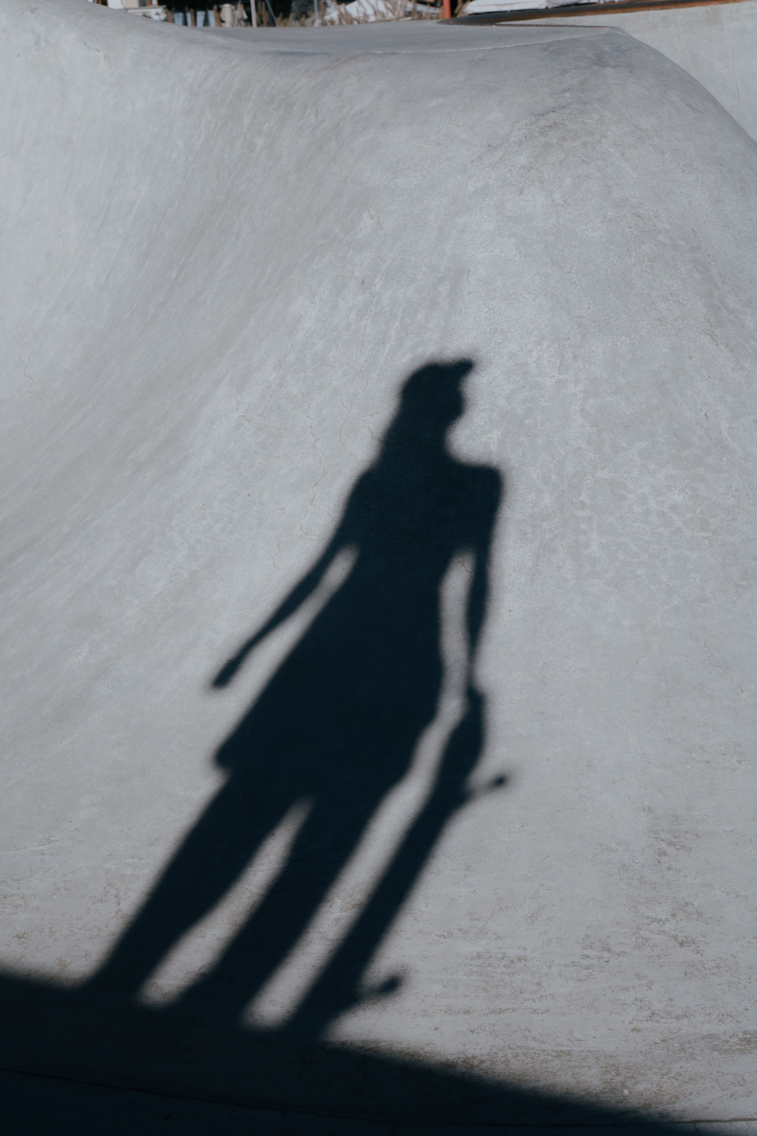 Фотография тени девушки на фоне пола