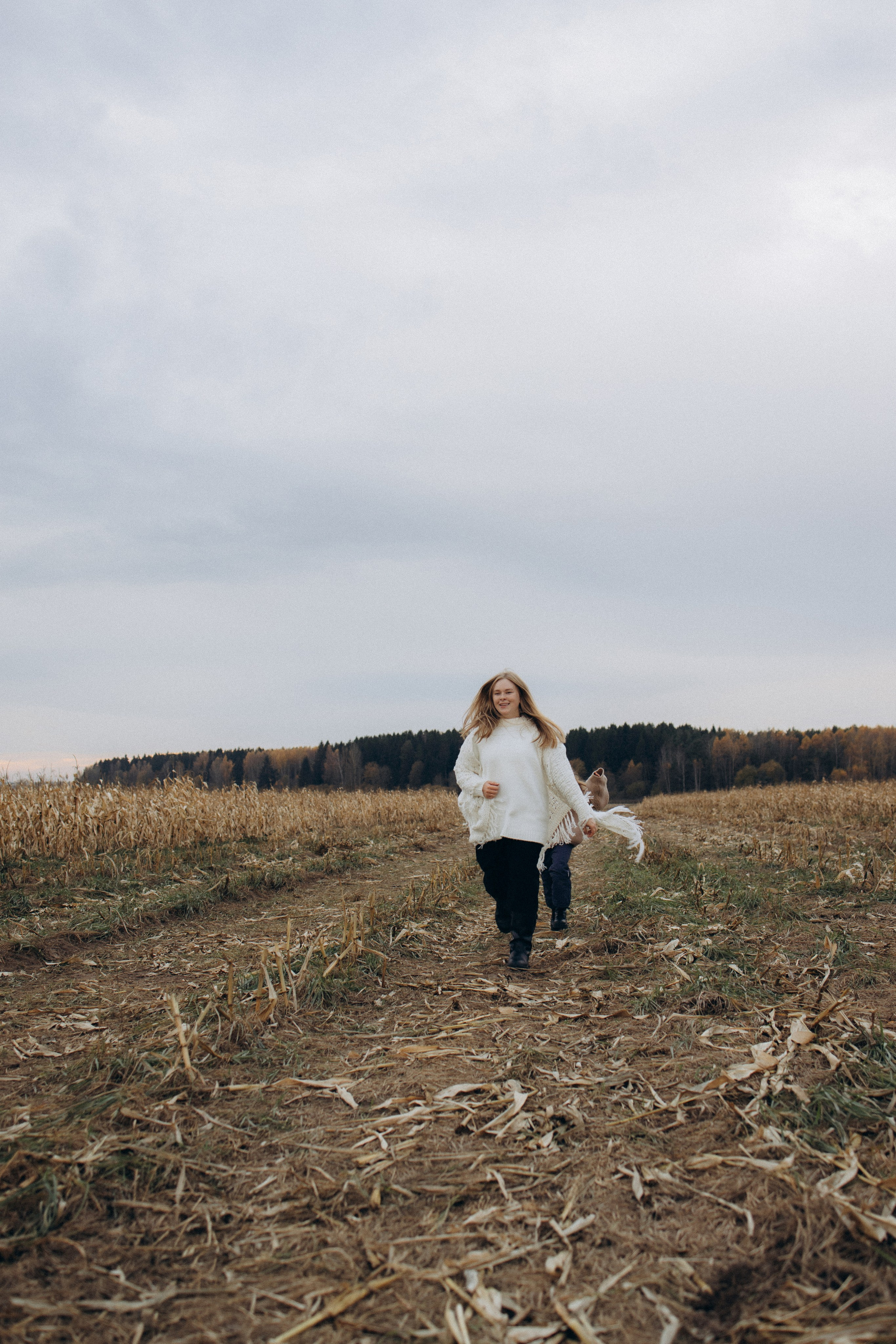 Оля, Ксюша и кукуруза. Фотограф Елена Рябцева