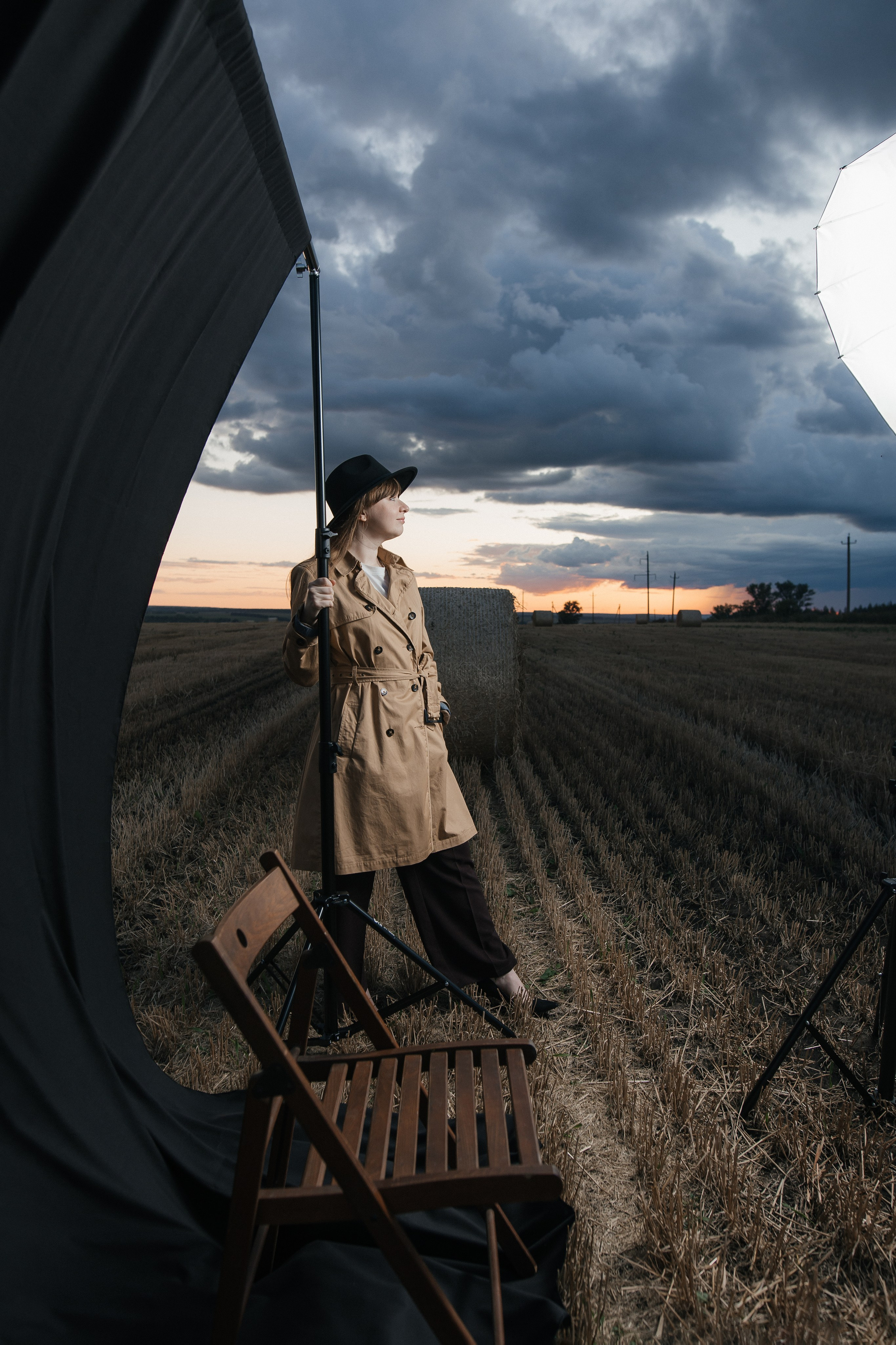 Фотосессия для девушки в вечернем поле перед дождем