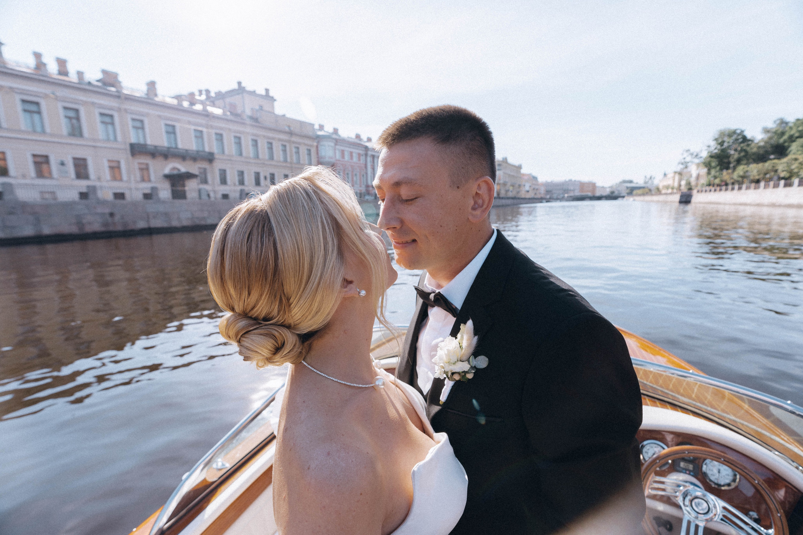 СВАДЕНБНАЯ СЬЕМКА НА КАТЕРЕ ПО КАНАЛАМ САНКТ-ПЕТЕРБУРГА И В АКВАТОРИИ НЕВЫ. Профессиональный фотограф, Санкт-Петербург — Виктория Богомолова