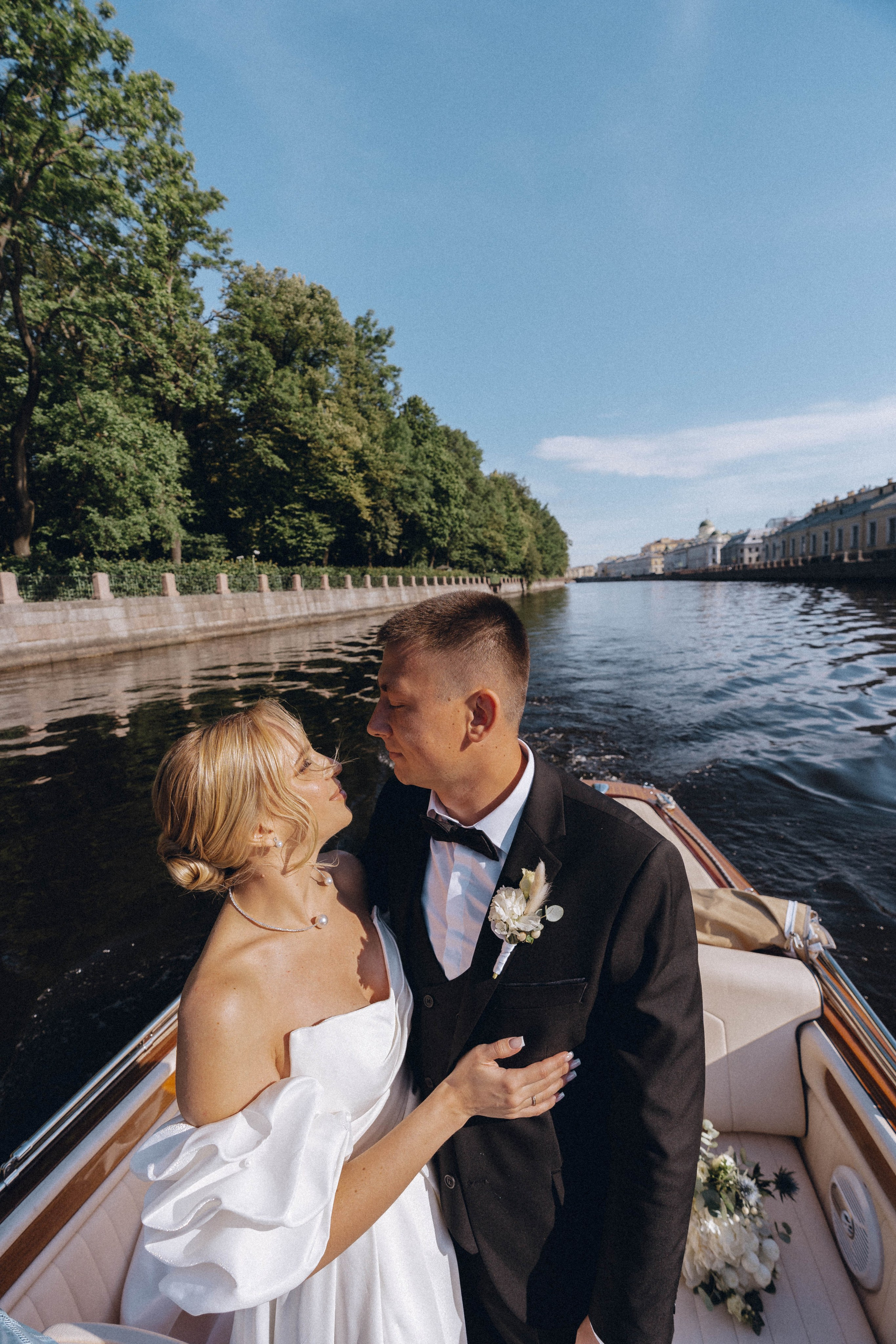 СВАДЕНБНАЯ СЬЕМКА НА КАТЕРЕ ПО КАНАЛАМ САНКТ-ПЕТЕРБУРГА И В АКВАТОРИИ НЕВЫ. Профессиональный фотограф, Санкт-Петербург — Виктория Богомолова
