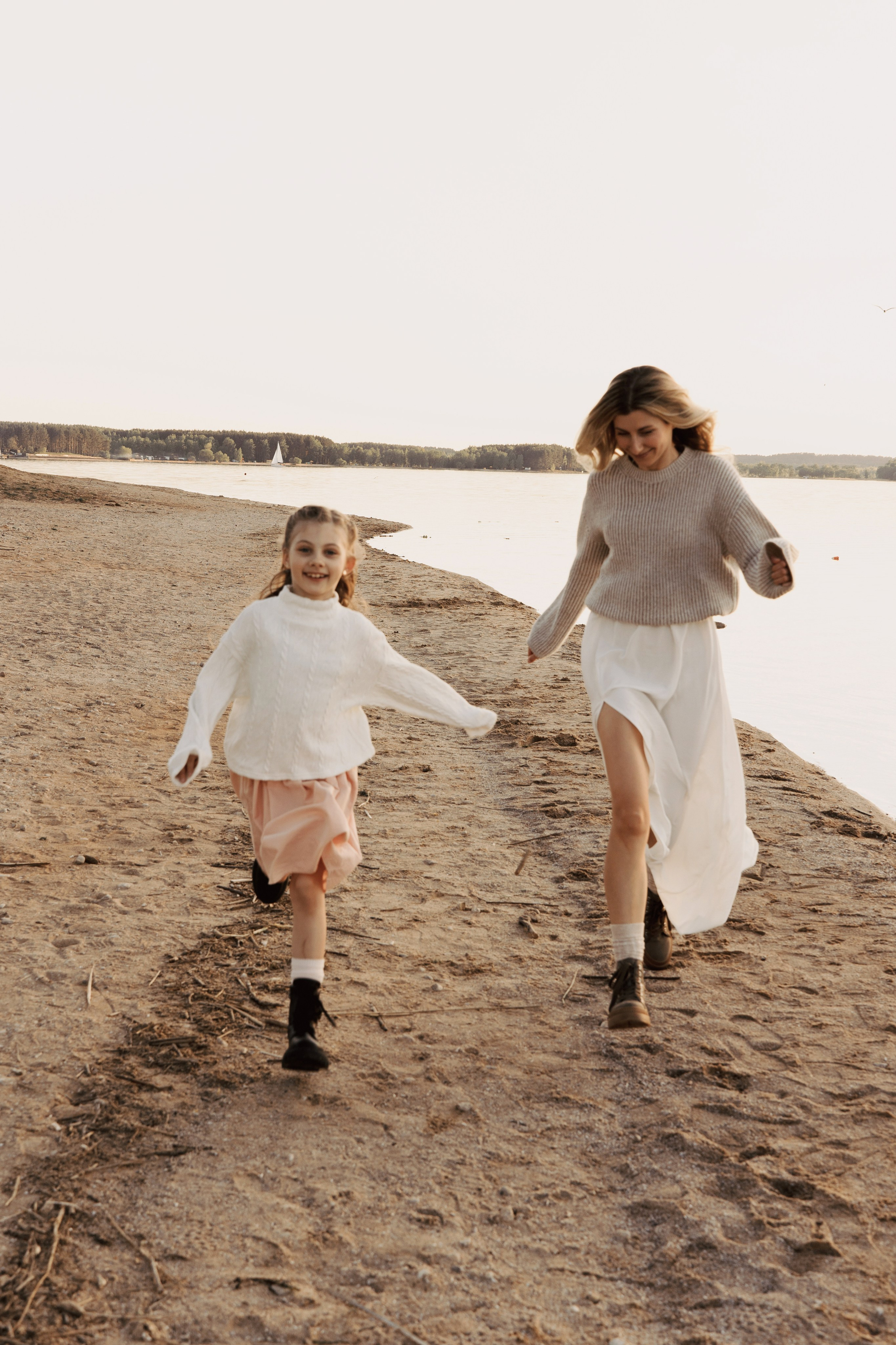 Весеннее тепло семьи на берегу Минского моря. Ваш семейный фотограф в Минске — Вика Трегубова