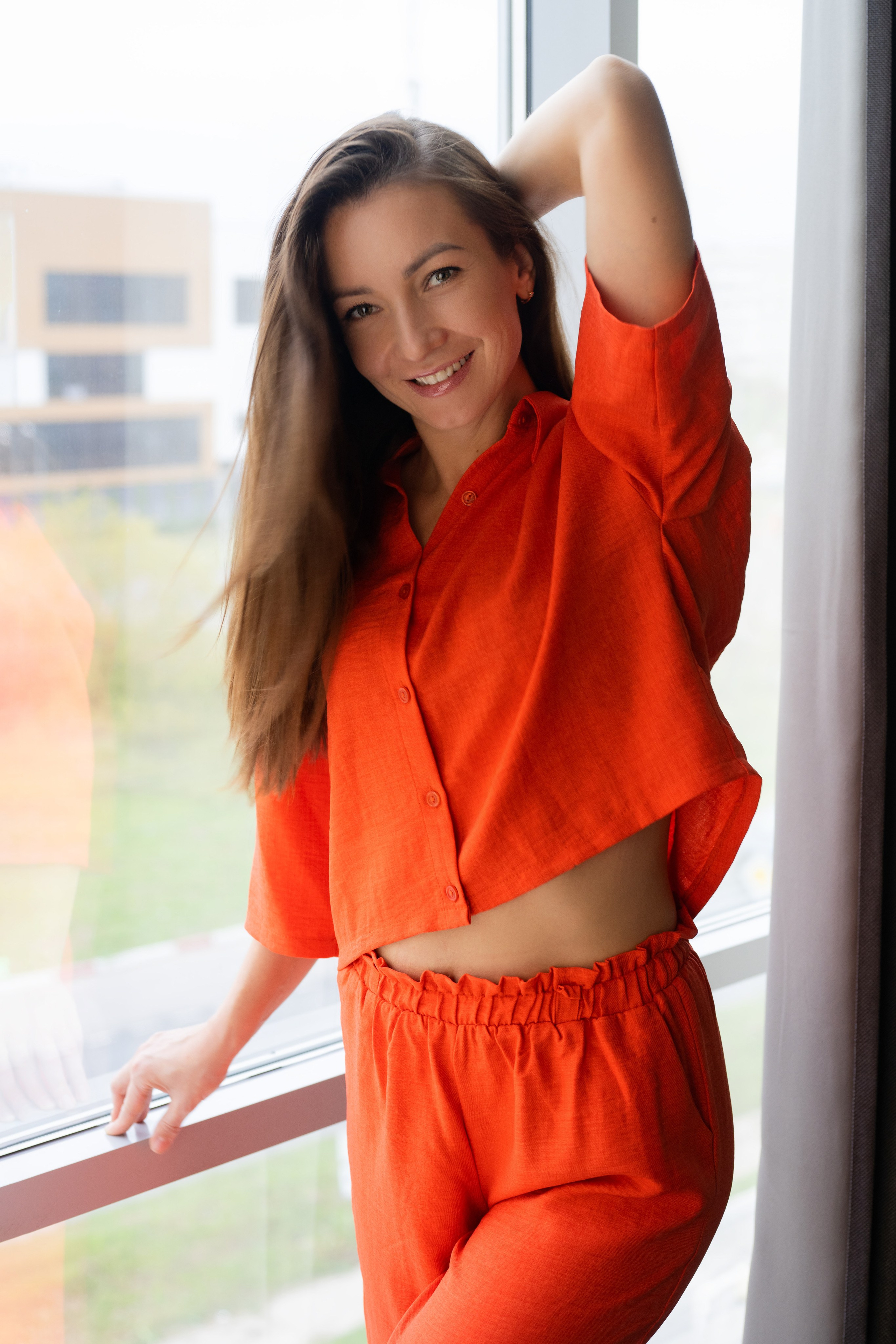 Студийная съёмка девушки на диване