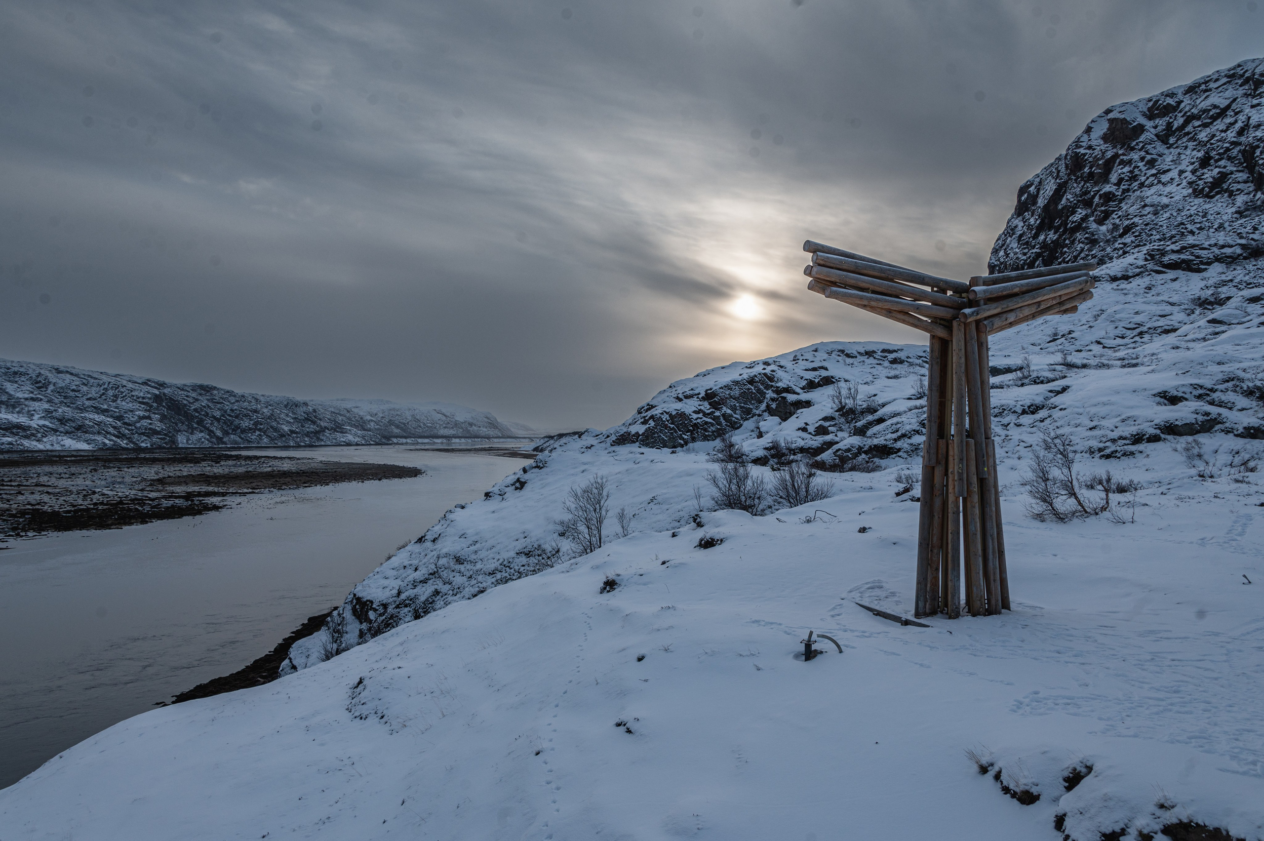 Арт объект Хвост кита в Териберке. Фото достопримечательностей в Териберке. Фотограф Роман Адлер. Фотографии поселка Териберка. Серия Русский Север 2023 Фото Териберки.