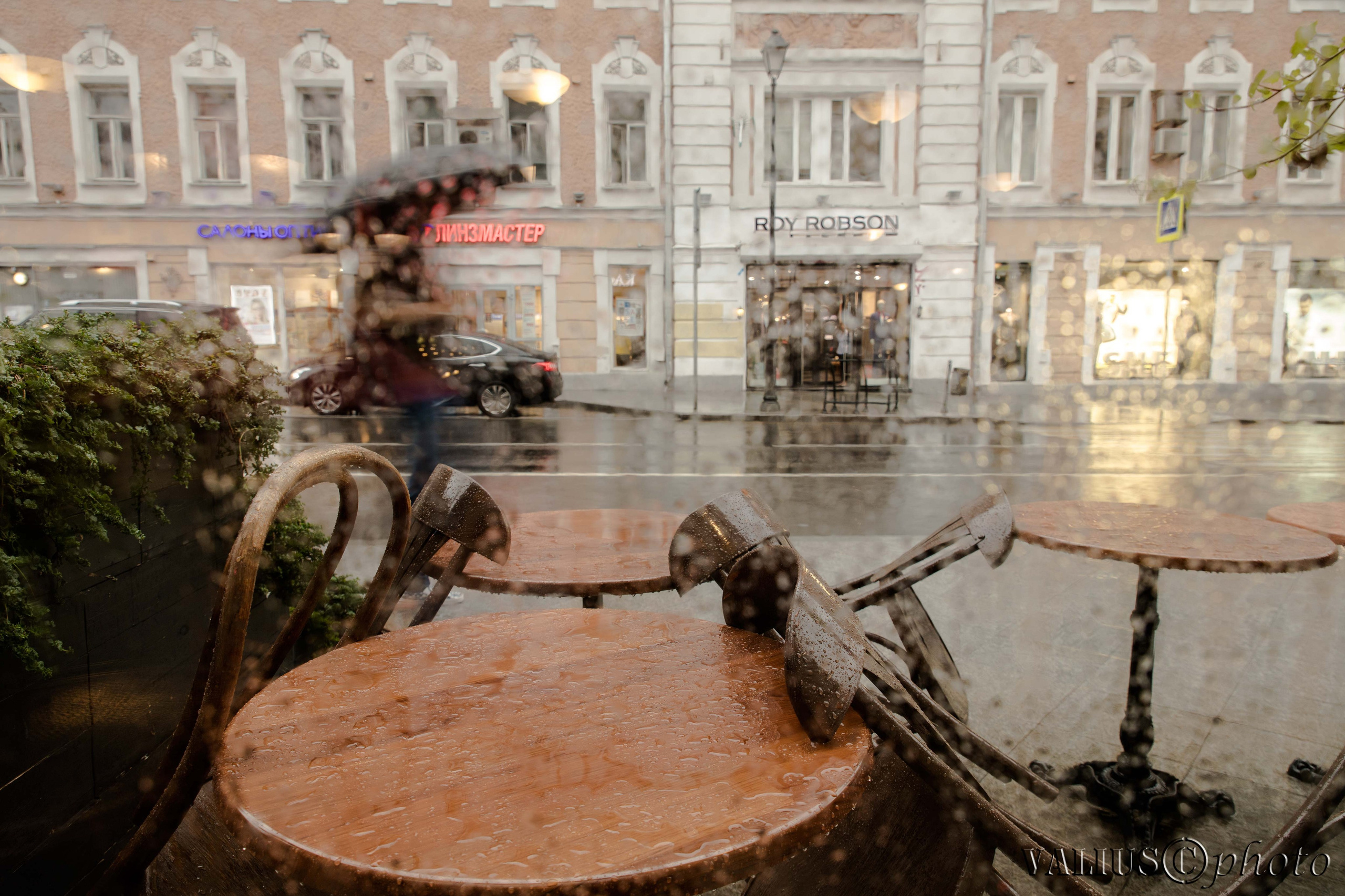 дождь, кафе, человек с зонтом