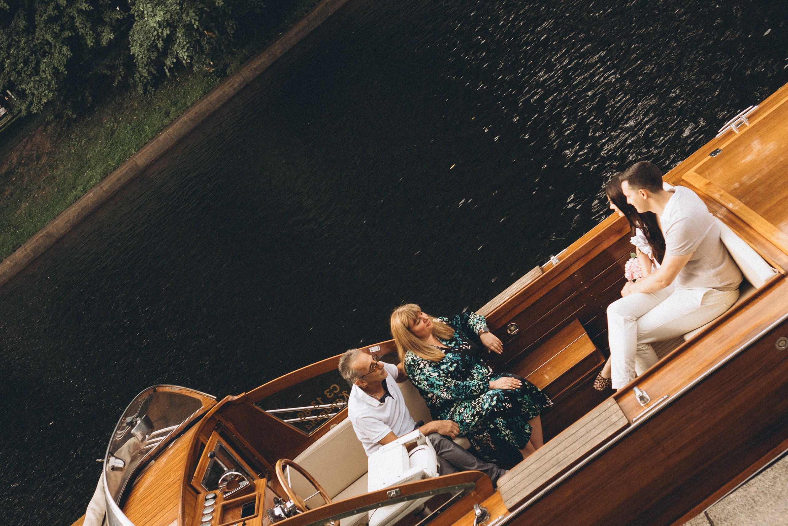 СВАДЕНБНАЯ СЬЕМКА НА КАТЕРЕ ПО КАНАЛАМ САНКТ-ПЕТЕРБУРГА И В АКВАТОРИИ НЕВЫ. Профессиональный фотограф, Санкт-Петербург — Виктория Богомолова