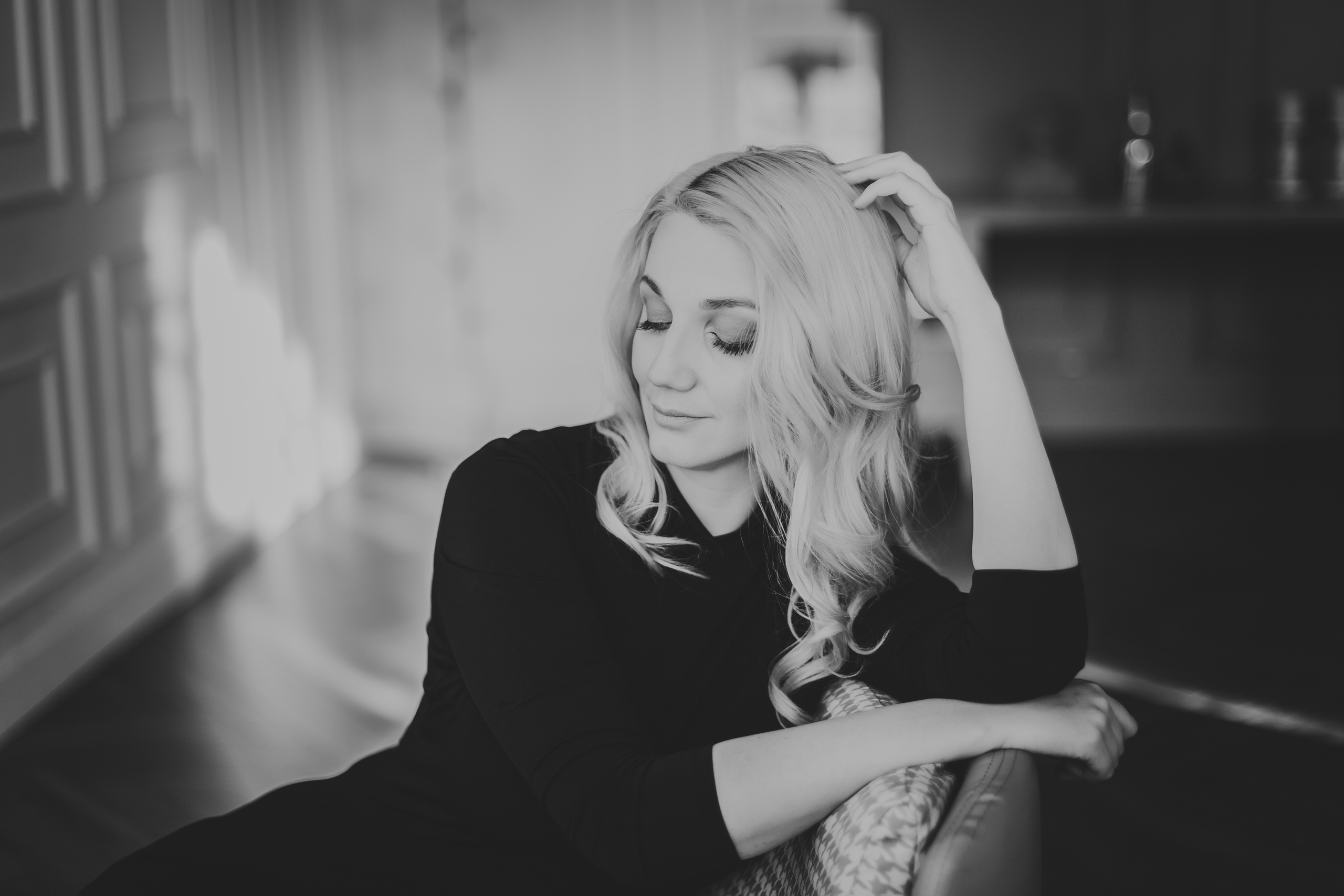 черно-белый студийный женский портрет блондинки