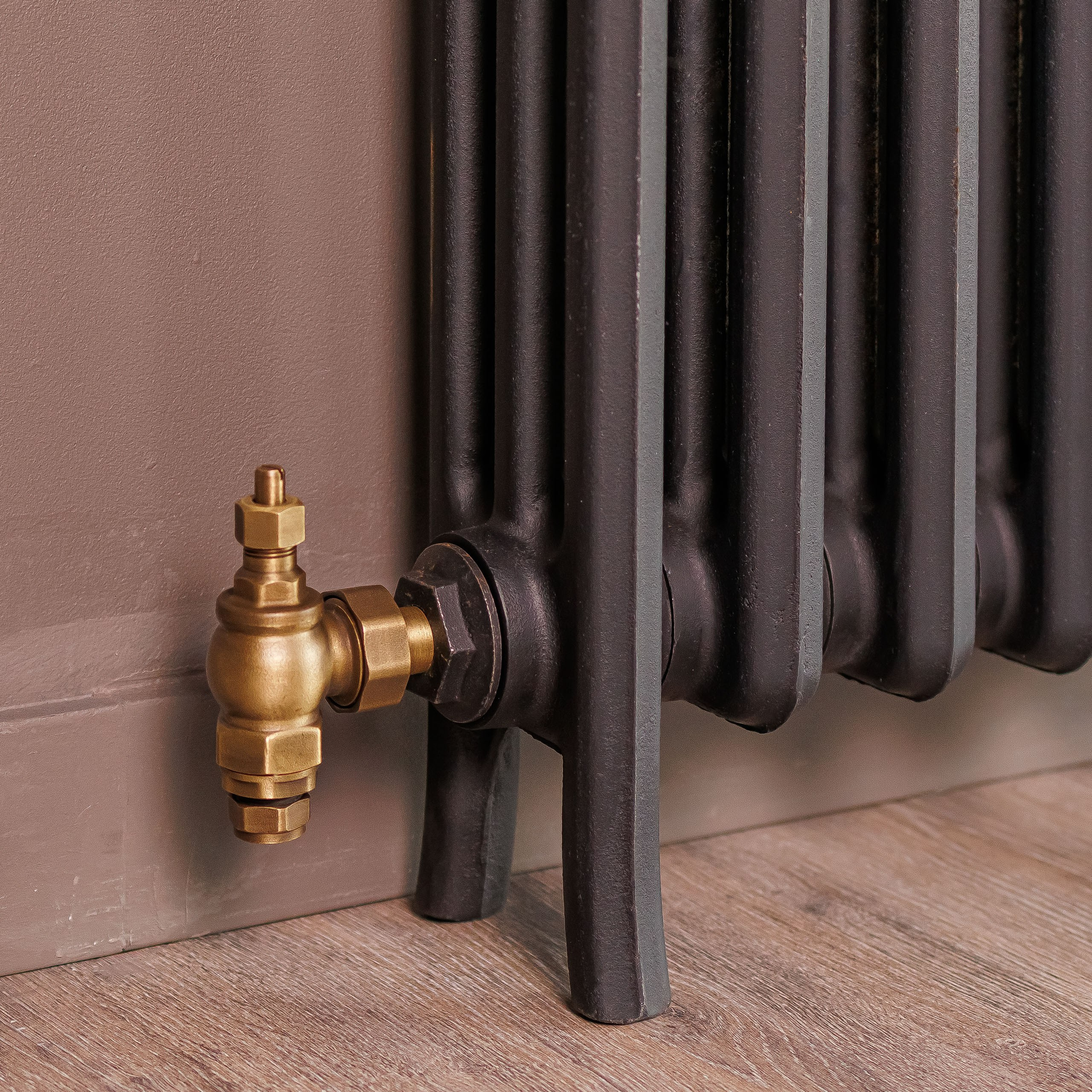 Предметные фотографии дизайнерских радиаторов отопления в стиле ретро