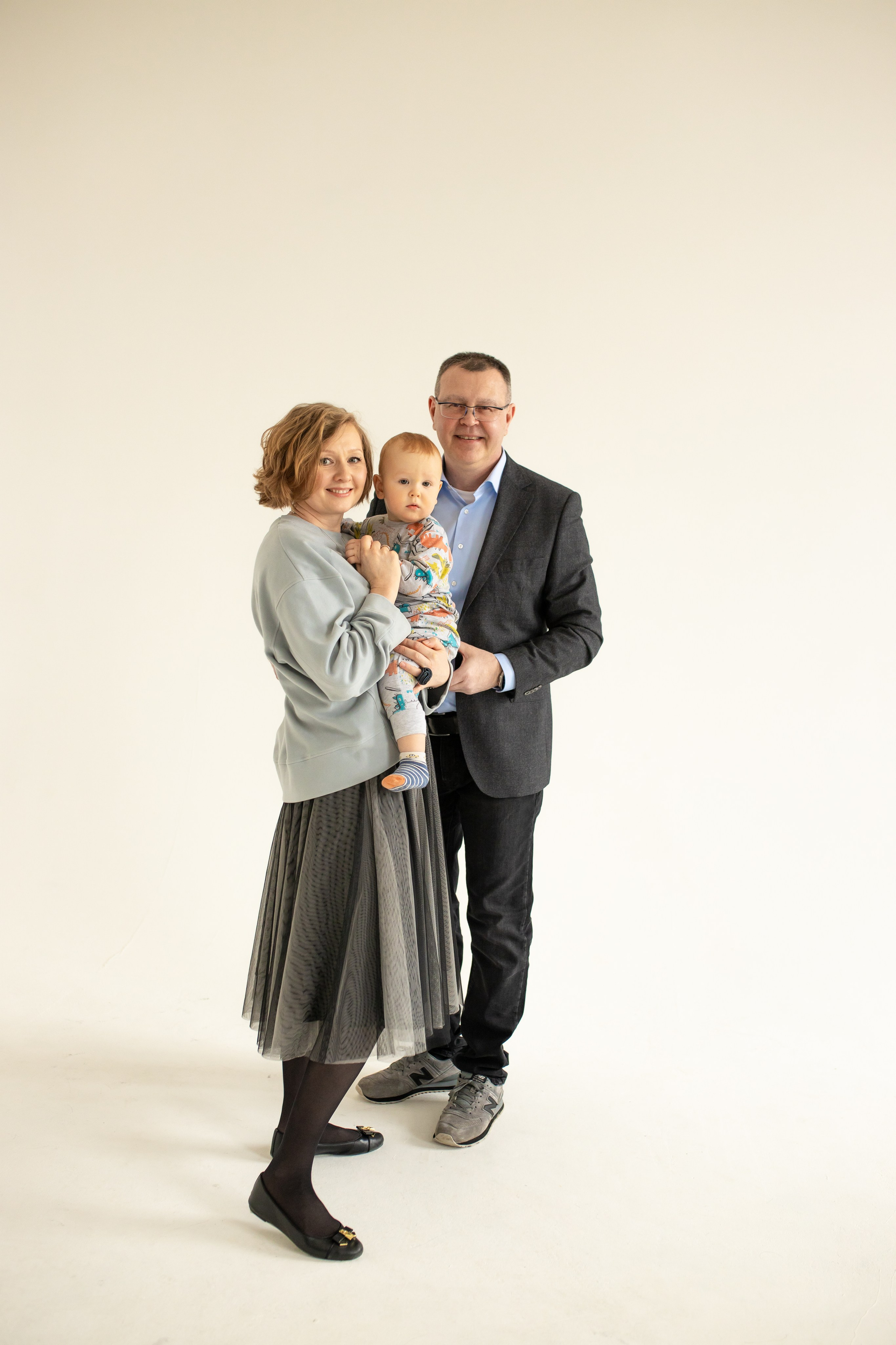 Семейная фотосессия на циклораме с естественным светом. Фотограф в Железнодорожном и Балашихе