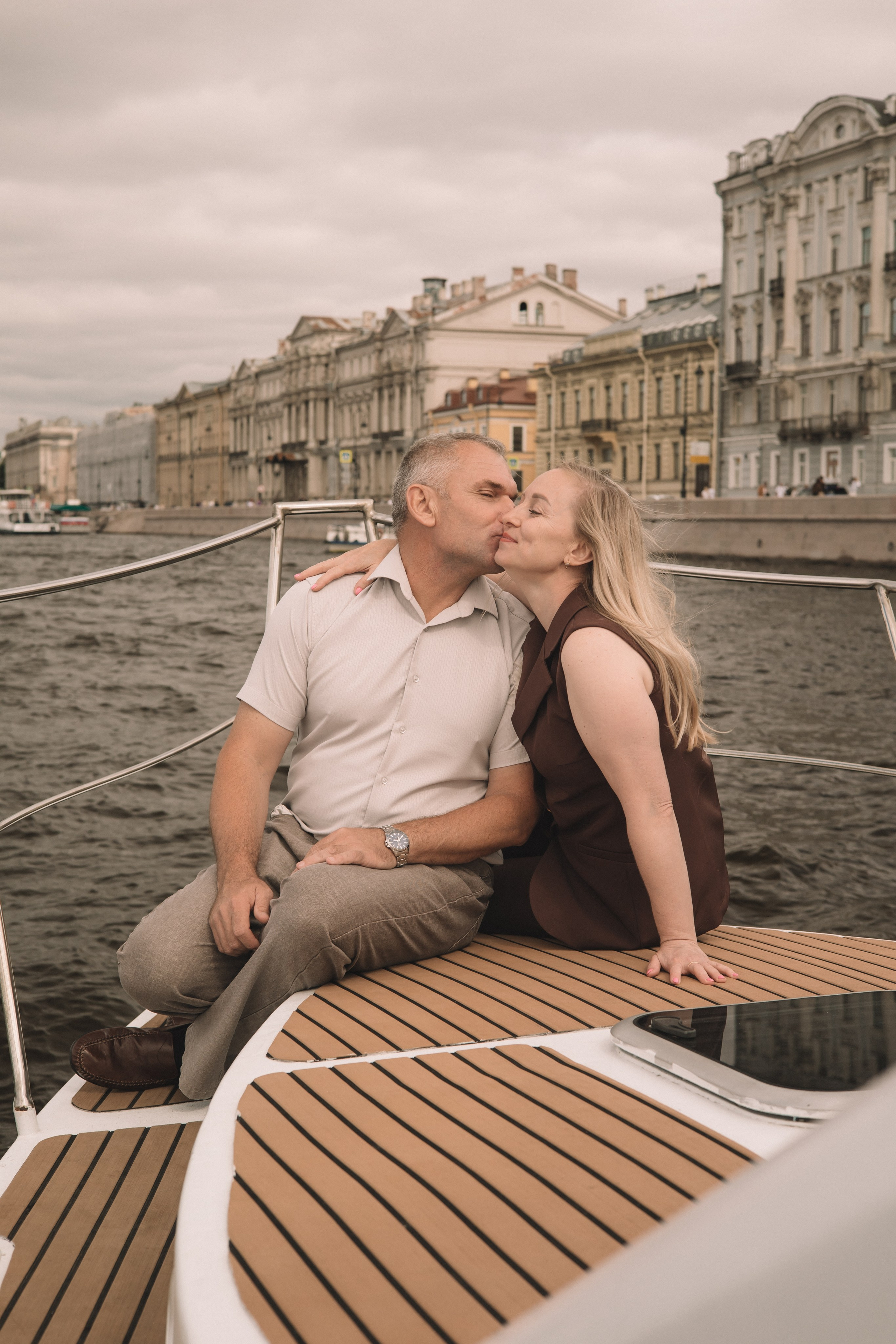 День Рождения на катере. Семейный фотограф в Санкт-Петербурге. Запечатление мгновений и ярких воспоминаний в Вашей жизни