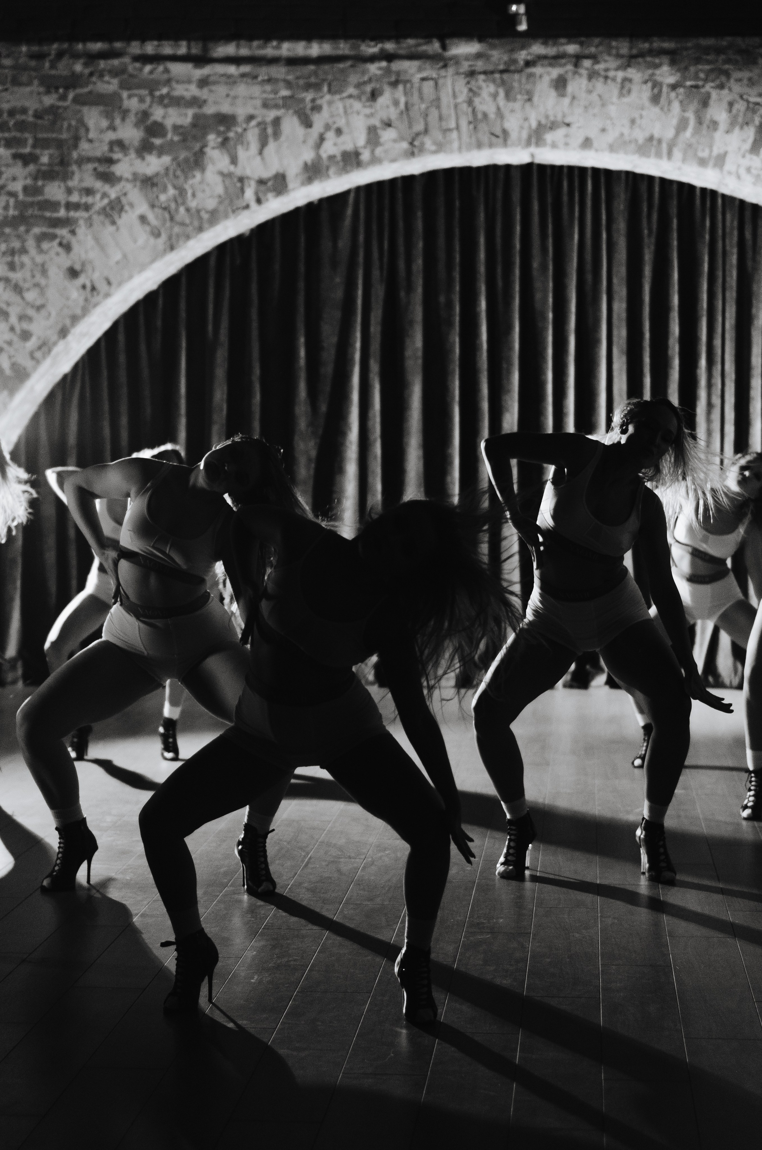 Фото-подглядки с видеосъемки танцевальной команды «Secret». Денисова Аля — фотограф для парных съемок и индивидуальных историй в Барнауле