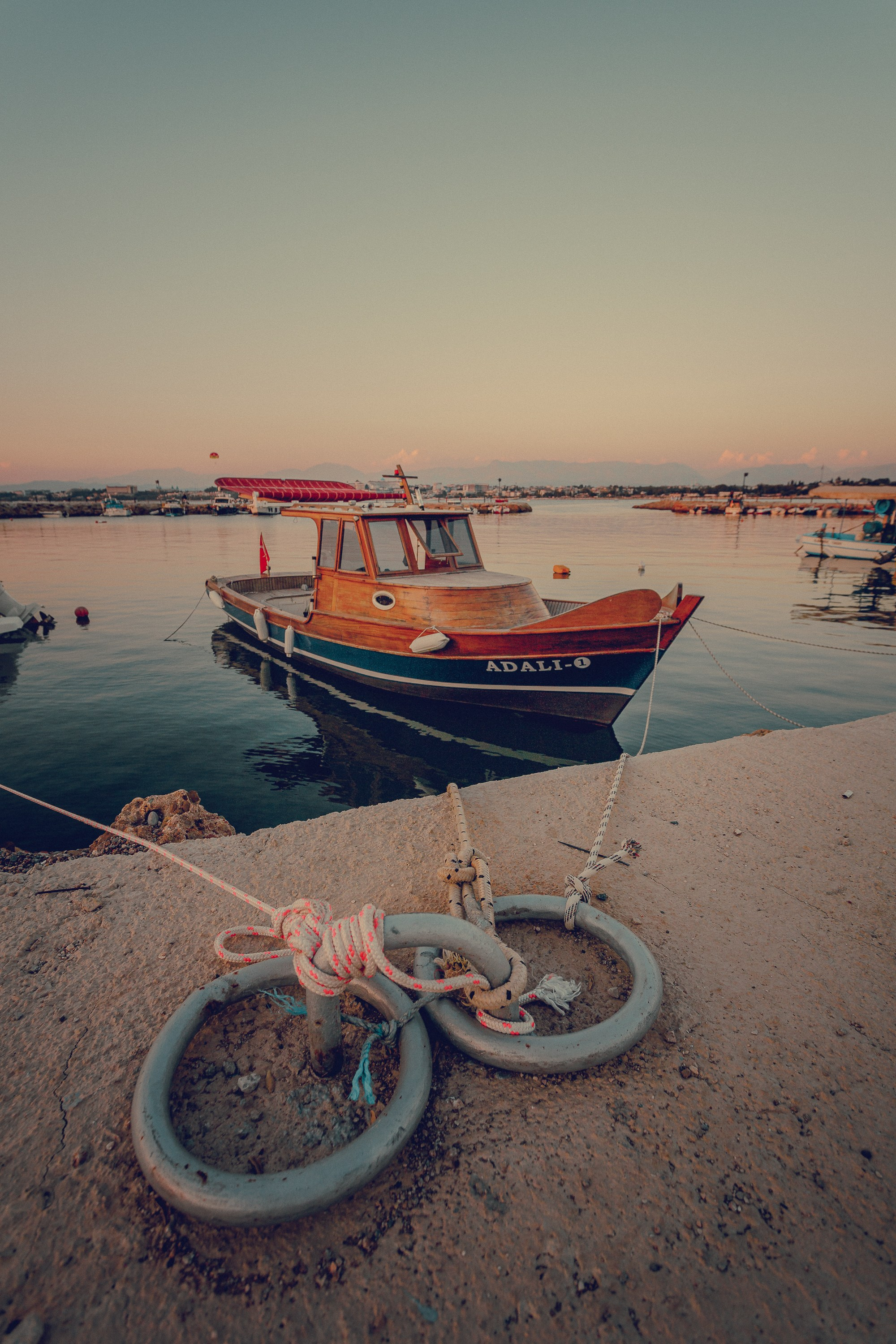 ботик на причале