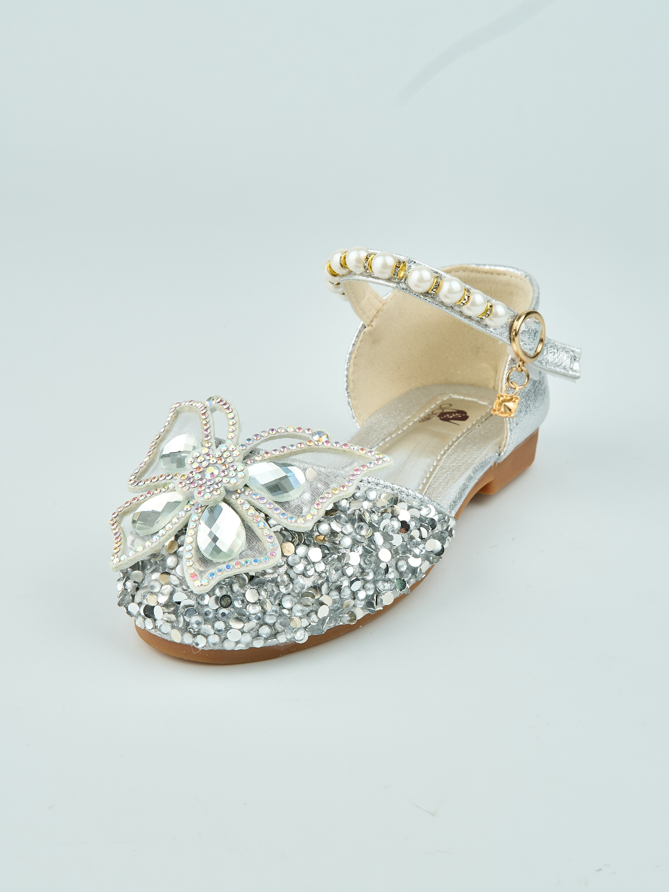 Каталожная фотосъёмка детских туфель для Wildberries