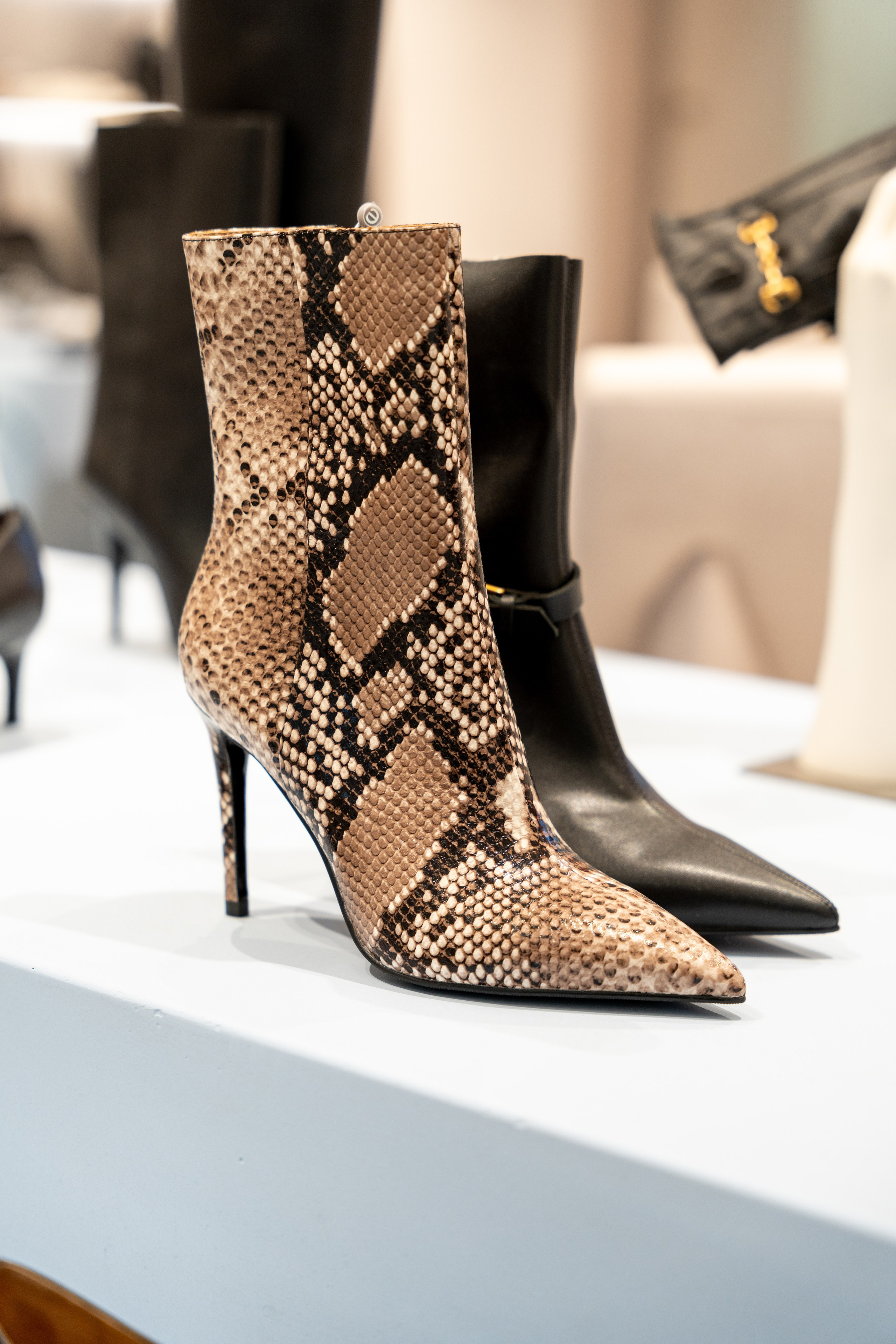 Интерьерная фотосъемка магазина Ekonika в Краснодаре — обувной бренд Профессиональная фотосъемка Ekonika — фирменный магазин в Краснодаре. Шедевры для Вас! Фотограф и Видеограф в Краснодаре Пахиев Руслан