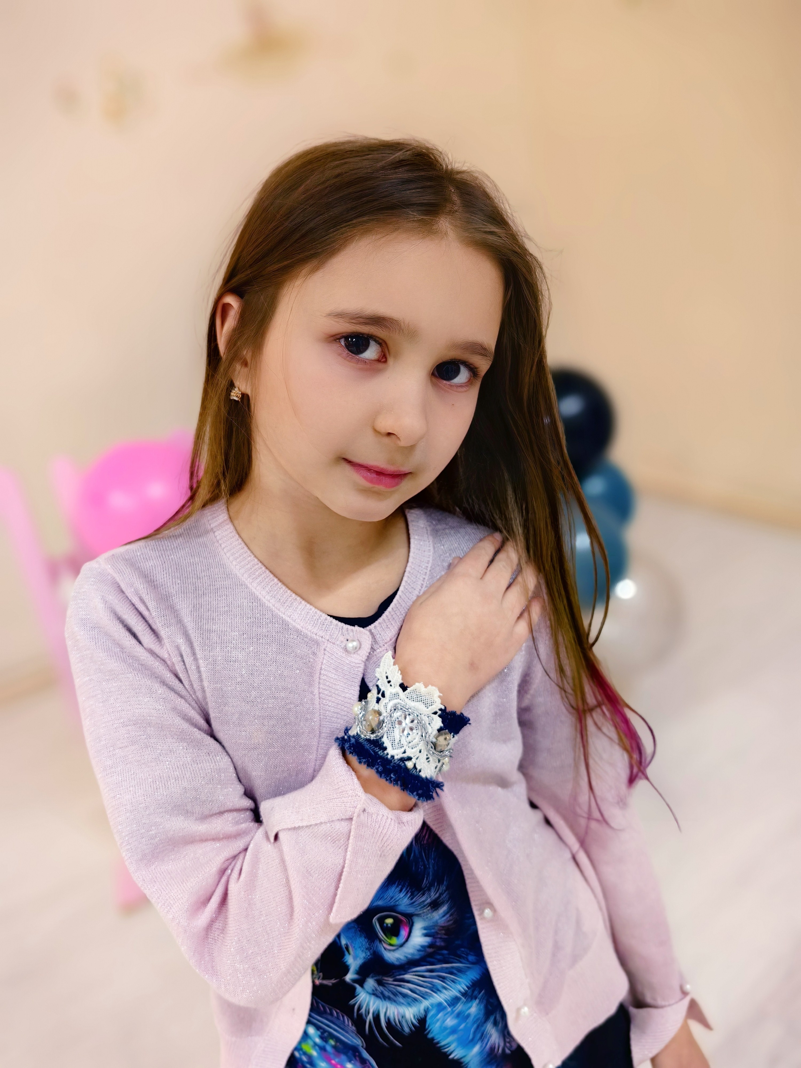 Александра 9 лет самостоятельно выбрала романтический стиль для своего браслета из джинсовой ткани, подобрала самостоятельно кружево, сшила его.