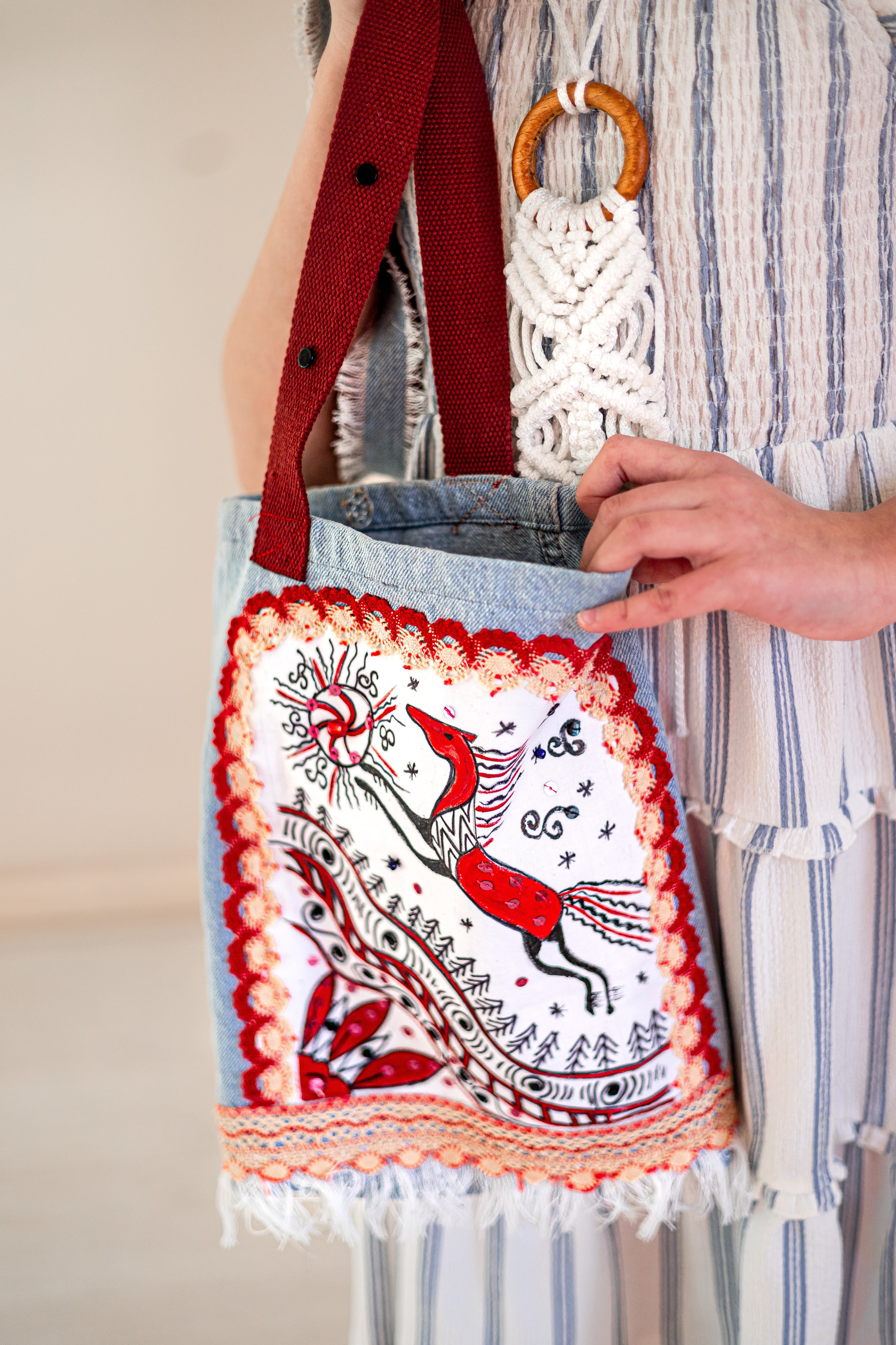 Сумки из денима с мезенской росписью своим руками в мастерской шитья и дизайна. Школа для девочек во Владивостоке — Само Совершенство