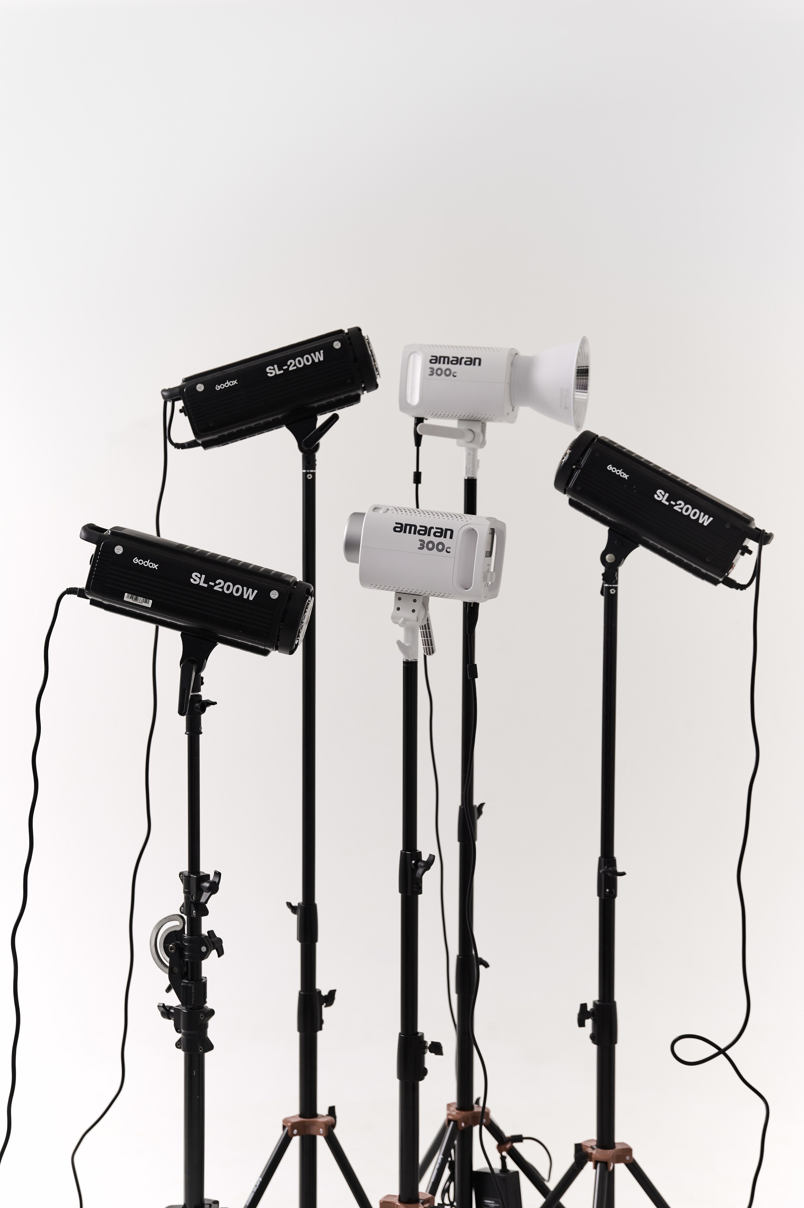 Источники постоянного света Godox SL-200W 3 шт, Amaran 300c 2 шт (RGB)