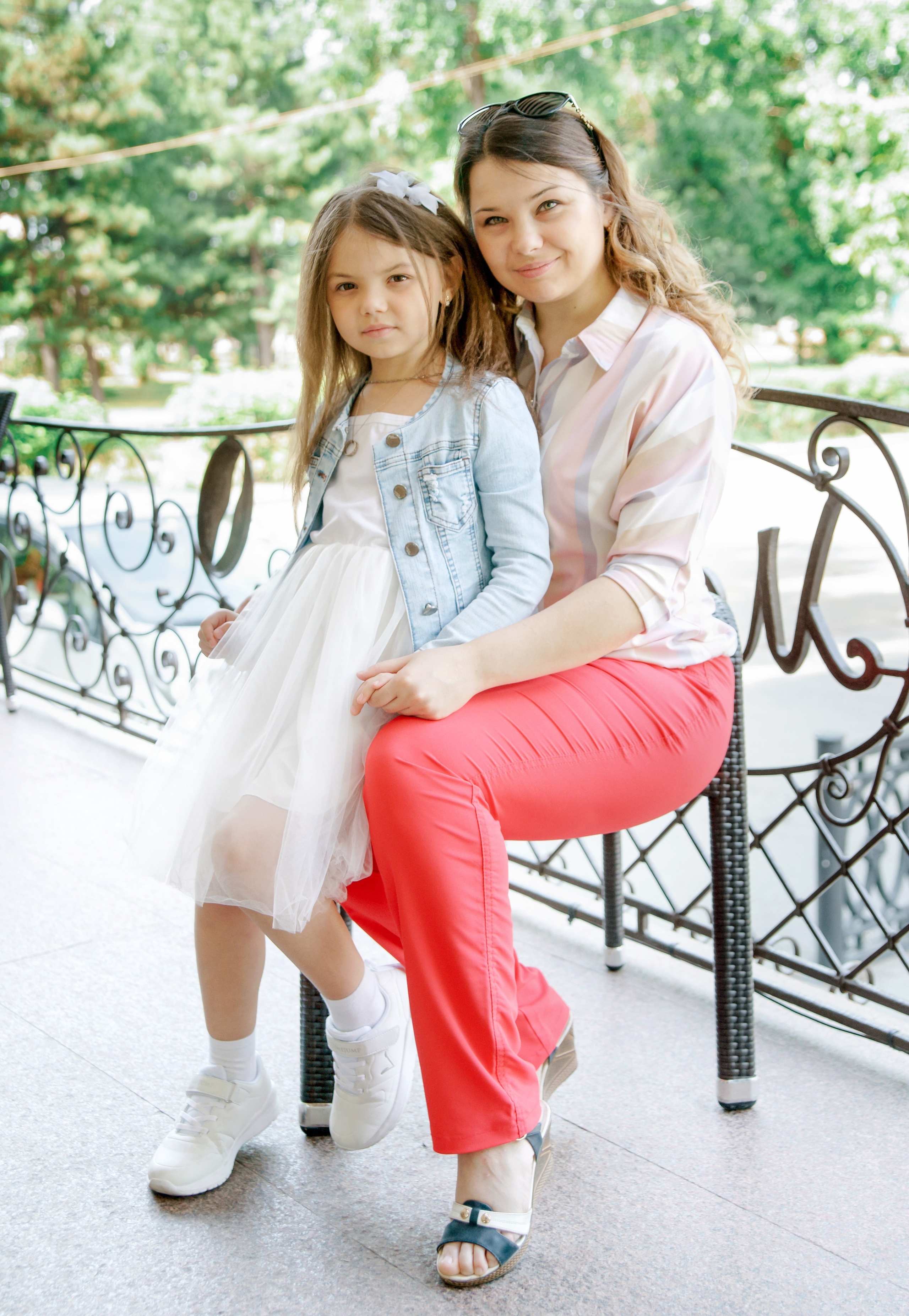 Детская фотосессия летом - девочка с мамой