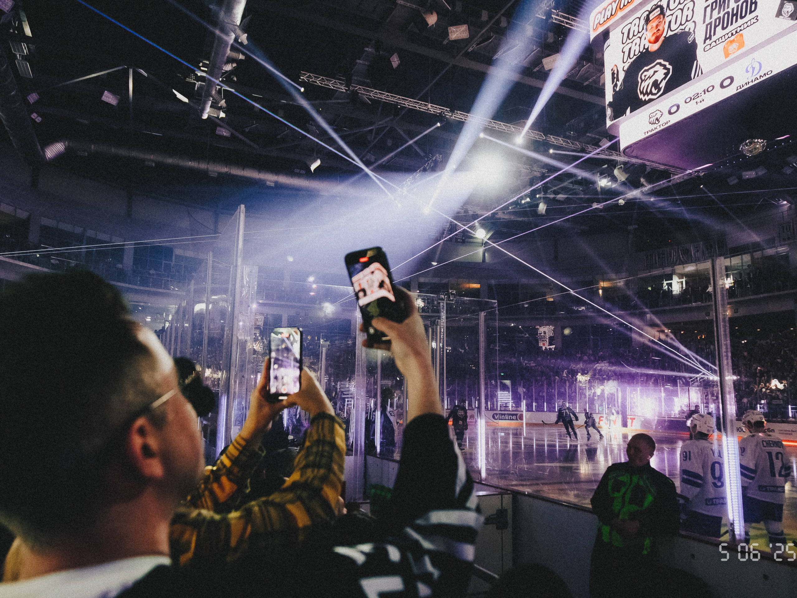 Съемка игры Трактор x Динамо. Репортажный фотограф Макс Брагин