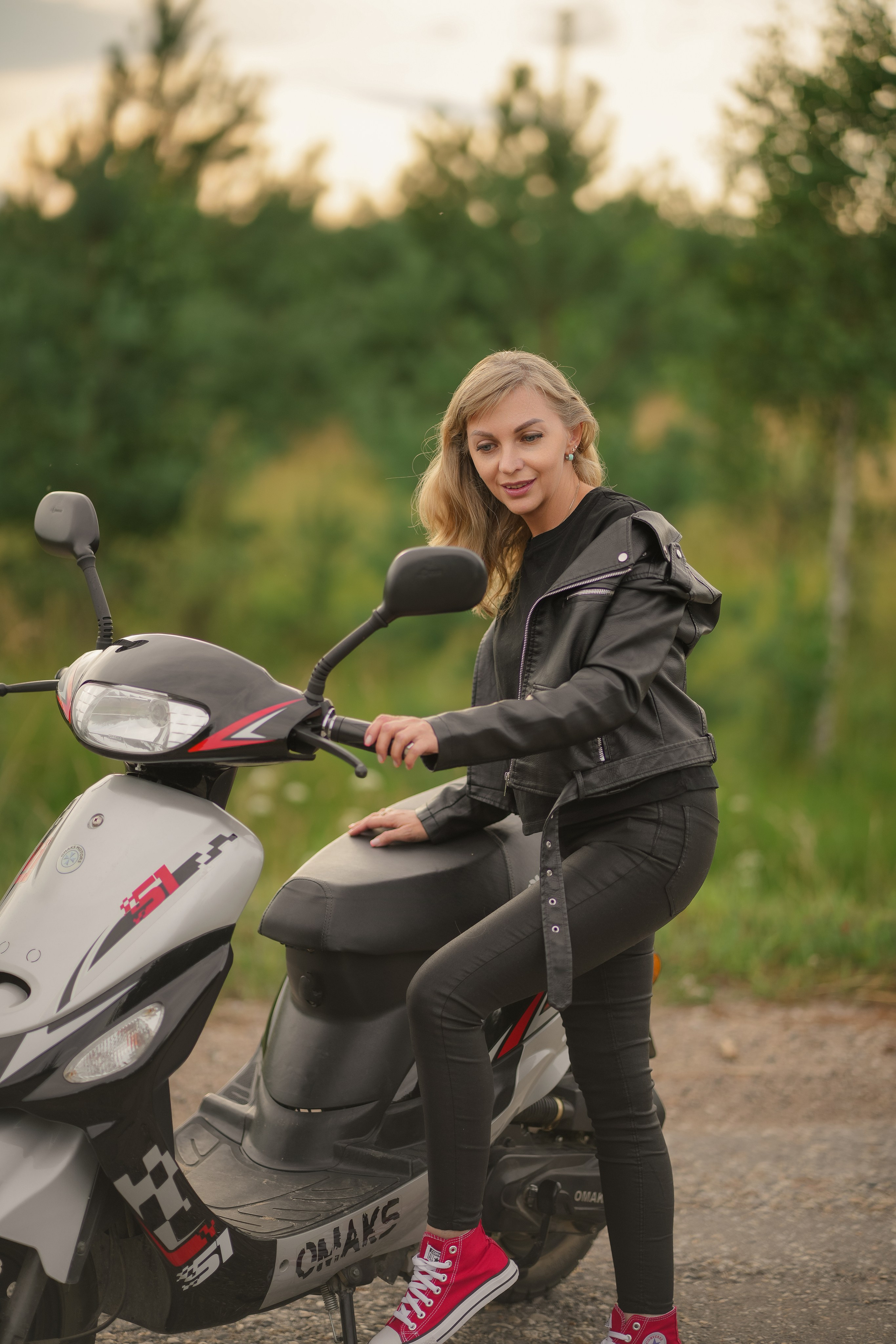 Летняя фотосъемка Девушка с мопедом. Семейный фотограф в Москве Кочетова Мария