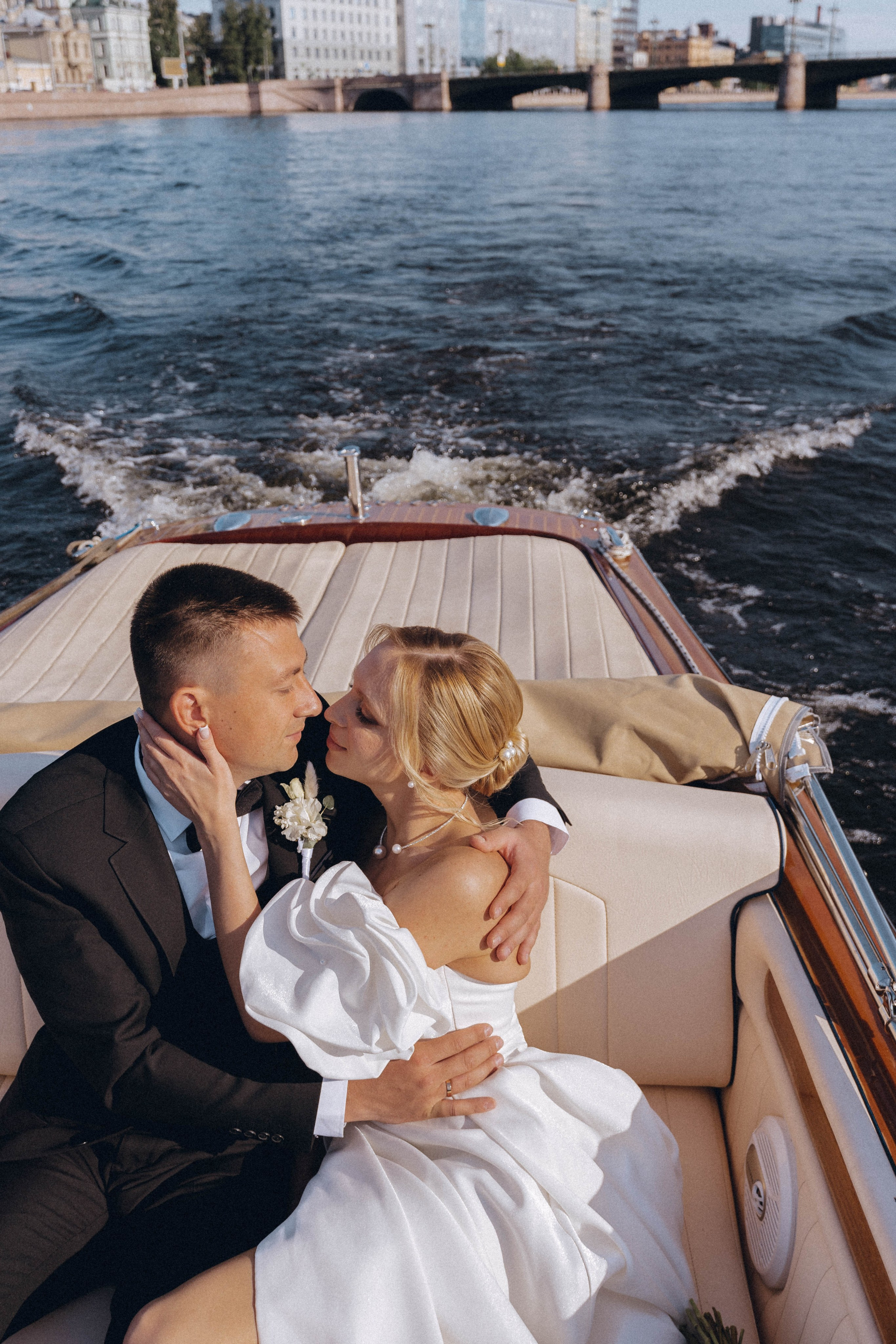 СВАДЕНБНАЯ СЬЕМКА НА КАТЕРЕ ПО КАНАЛАМ САНКТ-ПЕТЕРБУРГА И В АКВАТОРИИ НЕВЫ. Профессиональный фотограф, Санкт-Петербург — Виктория Богомолова