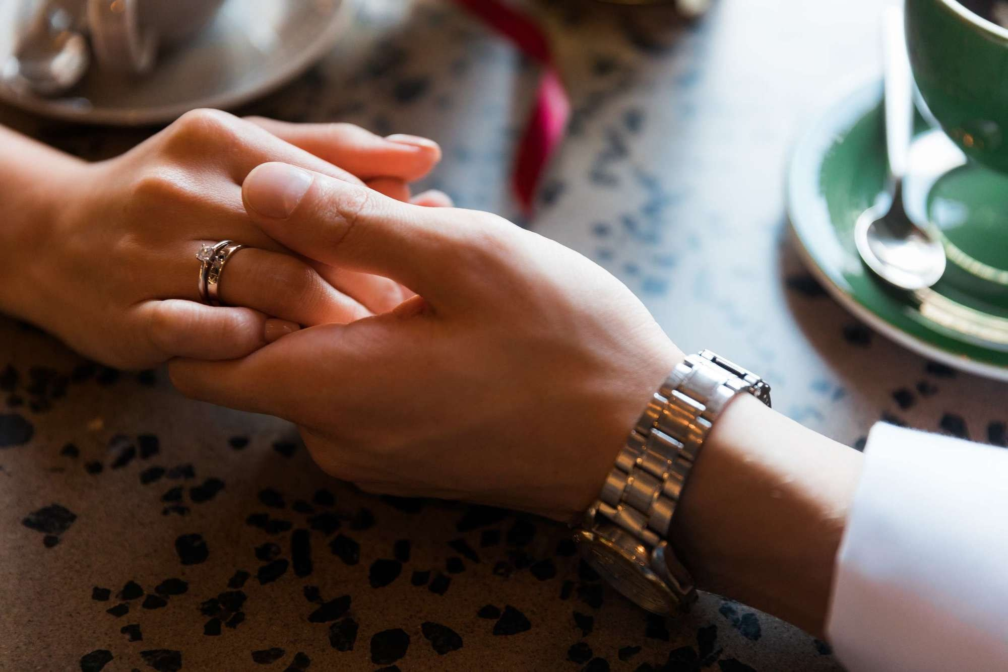 Руки молодоженов