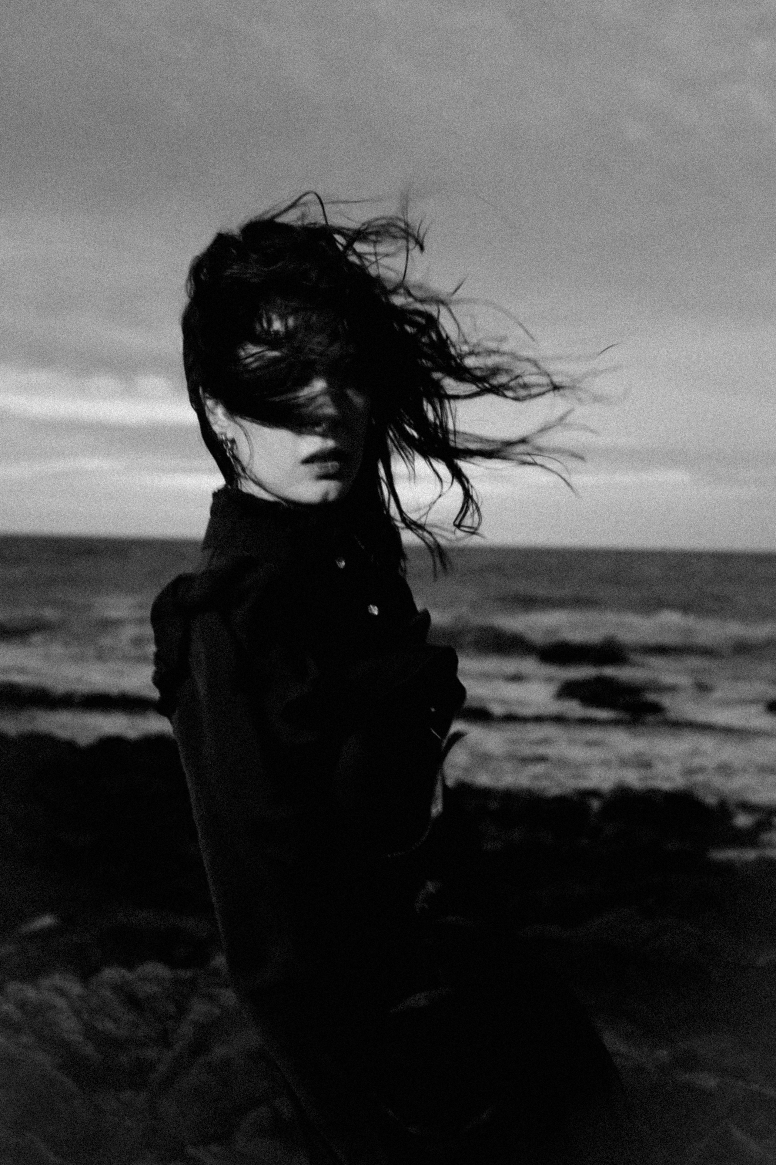 Съёмка у моря с оленьими рогами