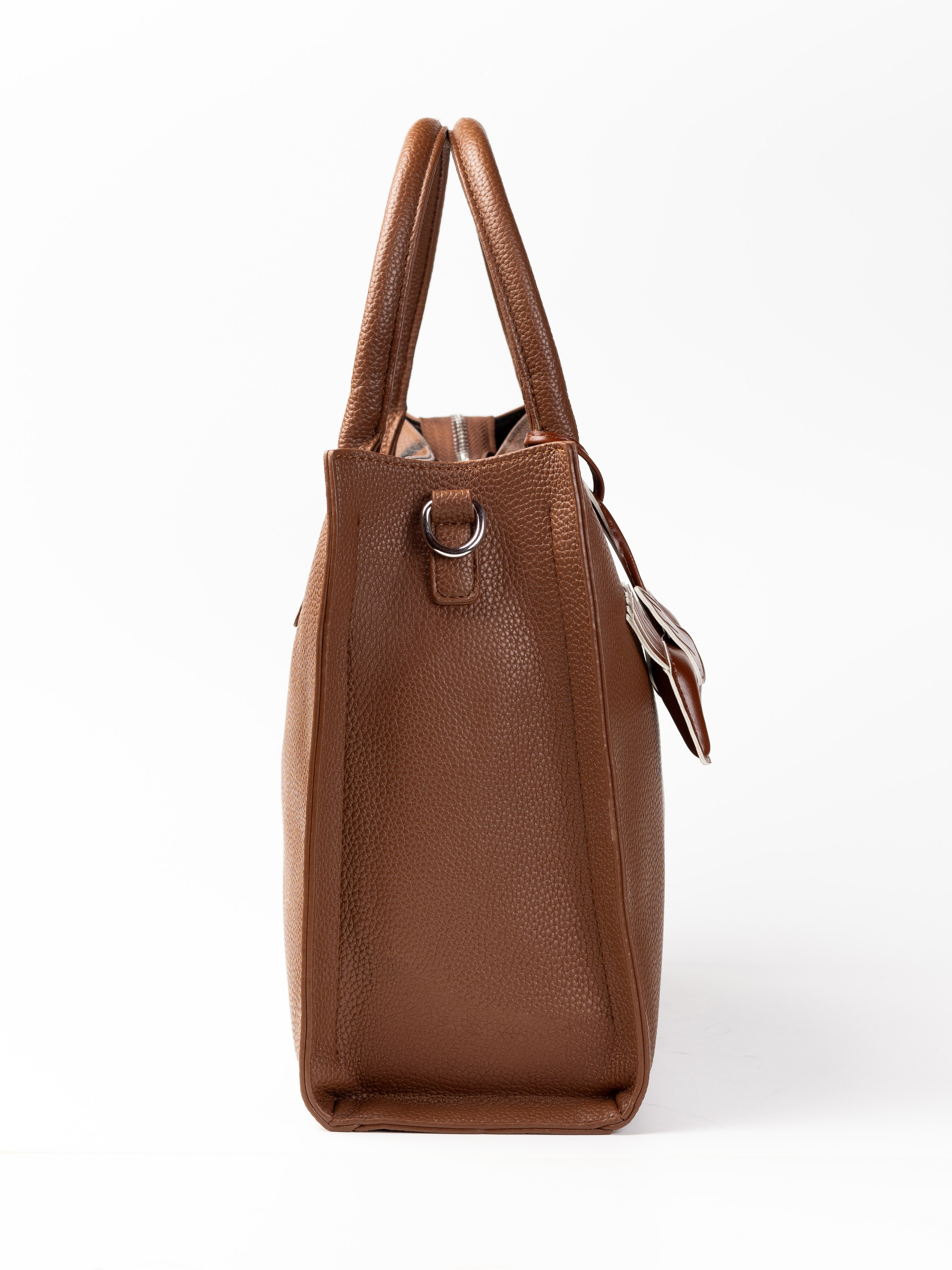 коричневая сумка на белом фоне 