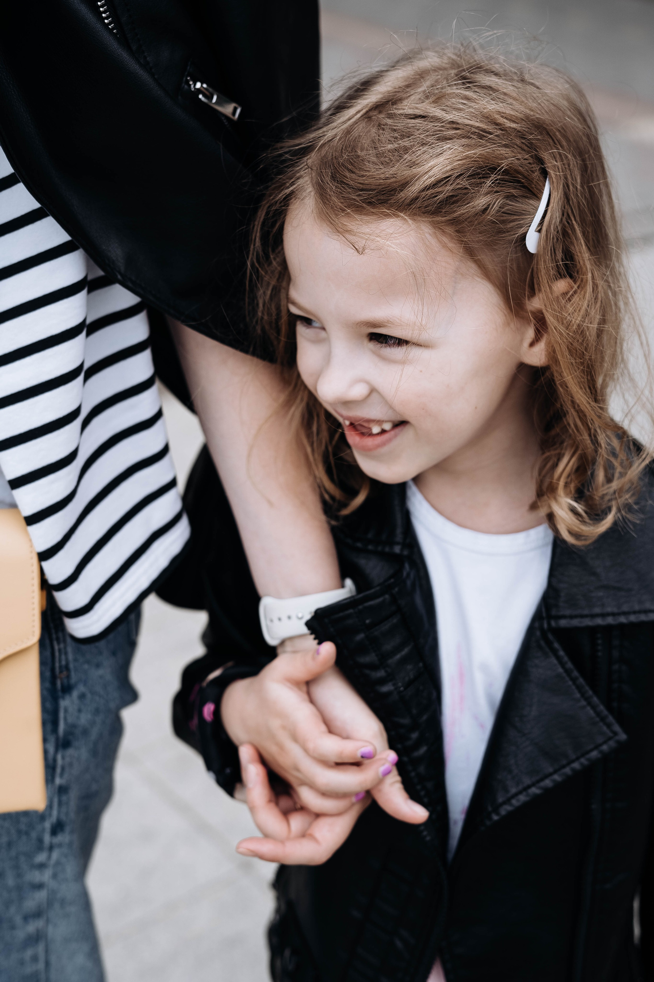 Маня и Аня ранним утром 🤍. Семейный фотограф в Томске Зарина Азизбаева