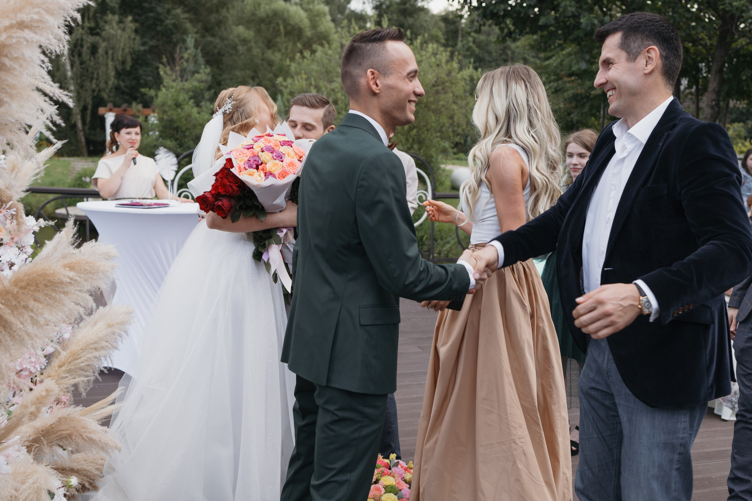 Летняя свадьба за городом. Свадебный фотограф в Москве Аля Загирова