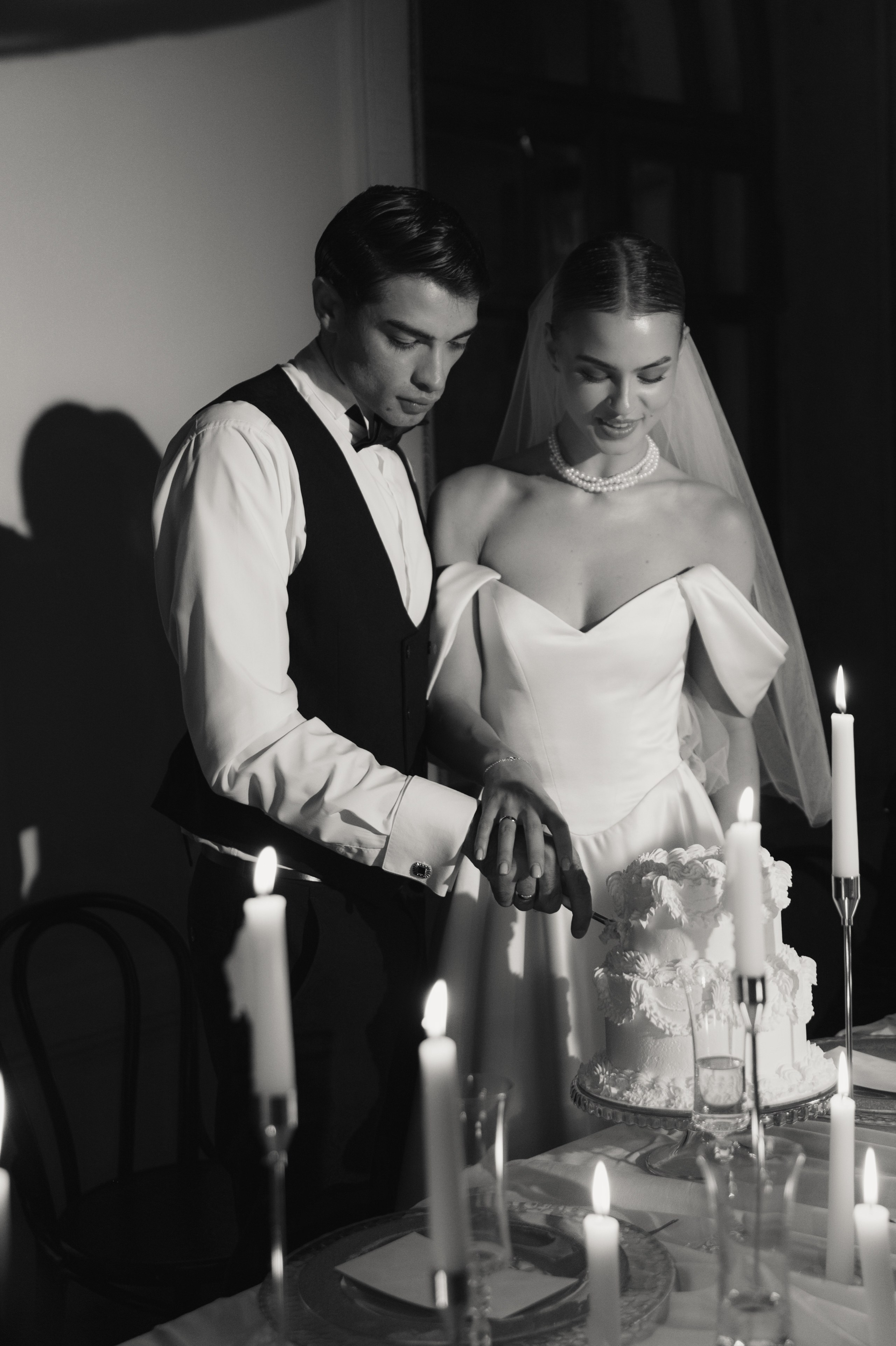 Камерный свадебный ужин при свечах в старинном особняке в фотостудии 21. Kult. Ярослава Ерина — свадебный фотограф в Москве